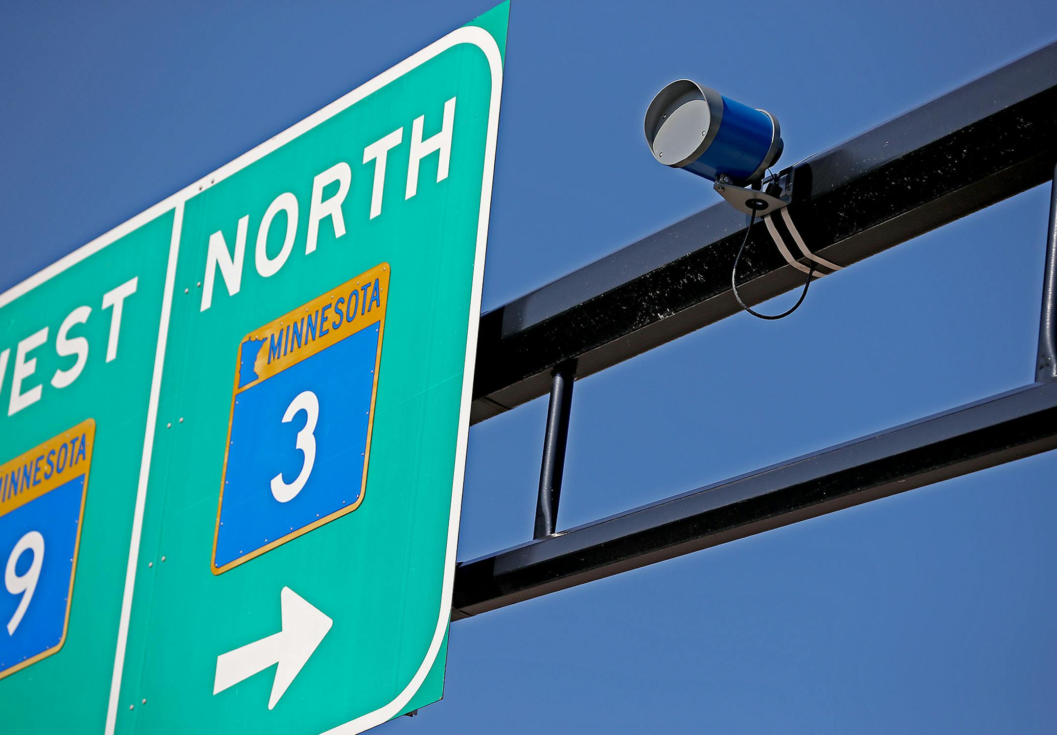 This Northfield intersection now has radar installed on the arm of one traffic signal to recognize bicyclists and give them more time to cross the street. The radar is part of a MNDOT pilot project. ] (ELIZABETH FLORES/STAR TRIBUNE) ELIZABETH FLORES • eflores@startribune.com