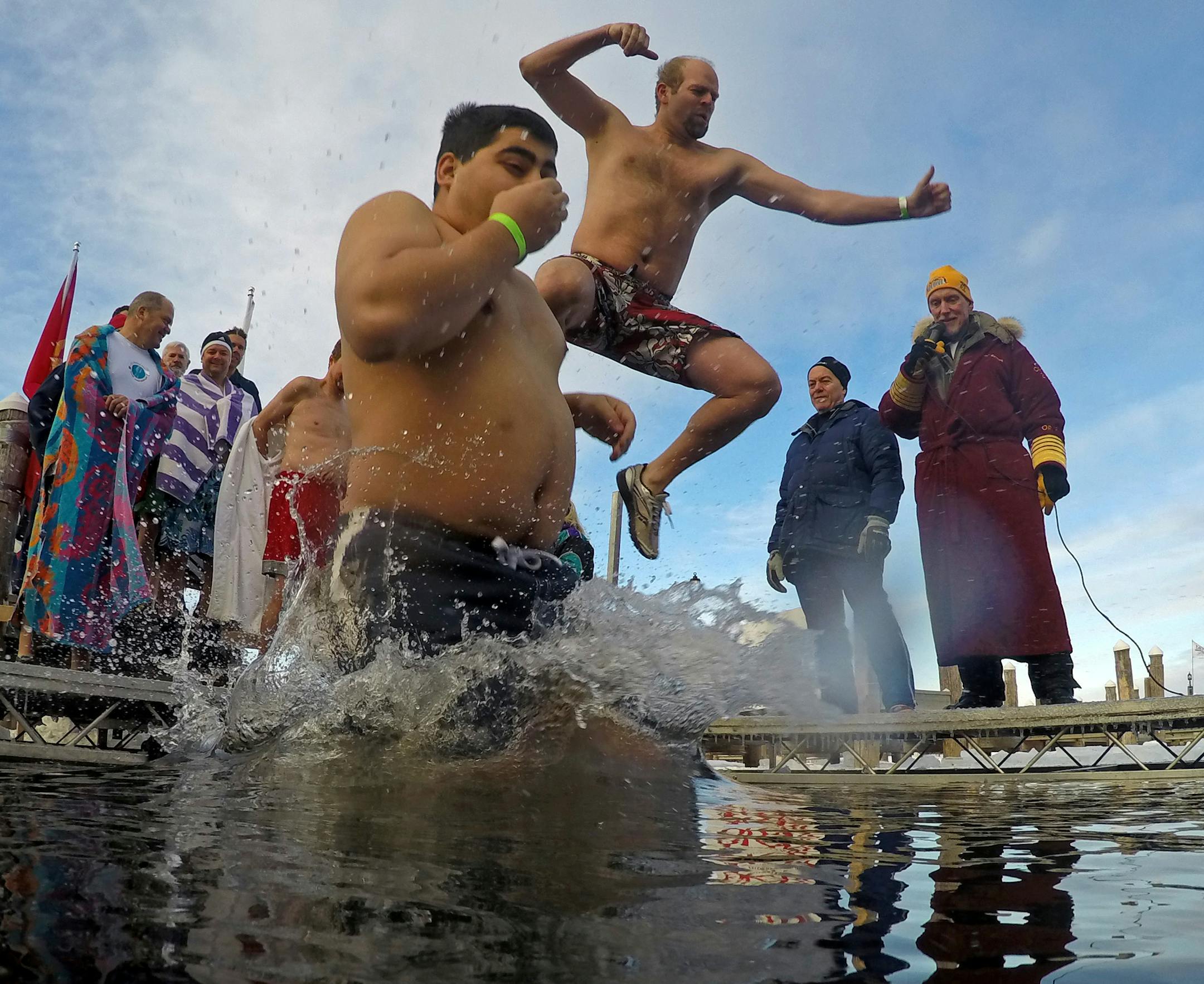 About a thousand people braved the frigid water to bring in the new year by jumping into Lake Minnetonka for the annual ALARC Ice Dive. ] BRIAN PETERSON ‚Ä¢ brian.peterson@startribune.com Excelsior, MN 01/01/15