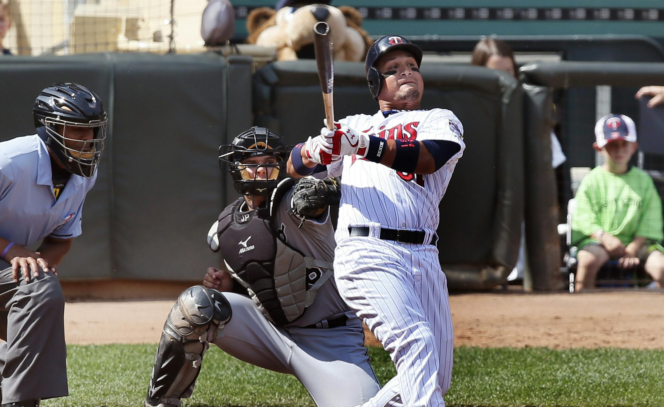 Oswaldo Arcia hit end field popup in the firth inning during MLB action between the Minnesota Twins and the Chicago White Sox Sunday Aug 18 ,2013 in Minneapolis, MN. ] JERRY HOLT ‚Ä¢ jerry.holt@startribune.com