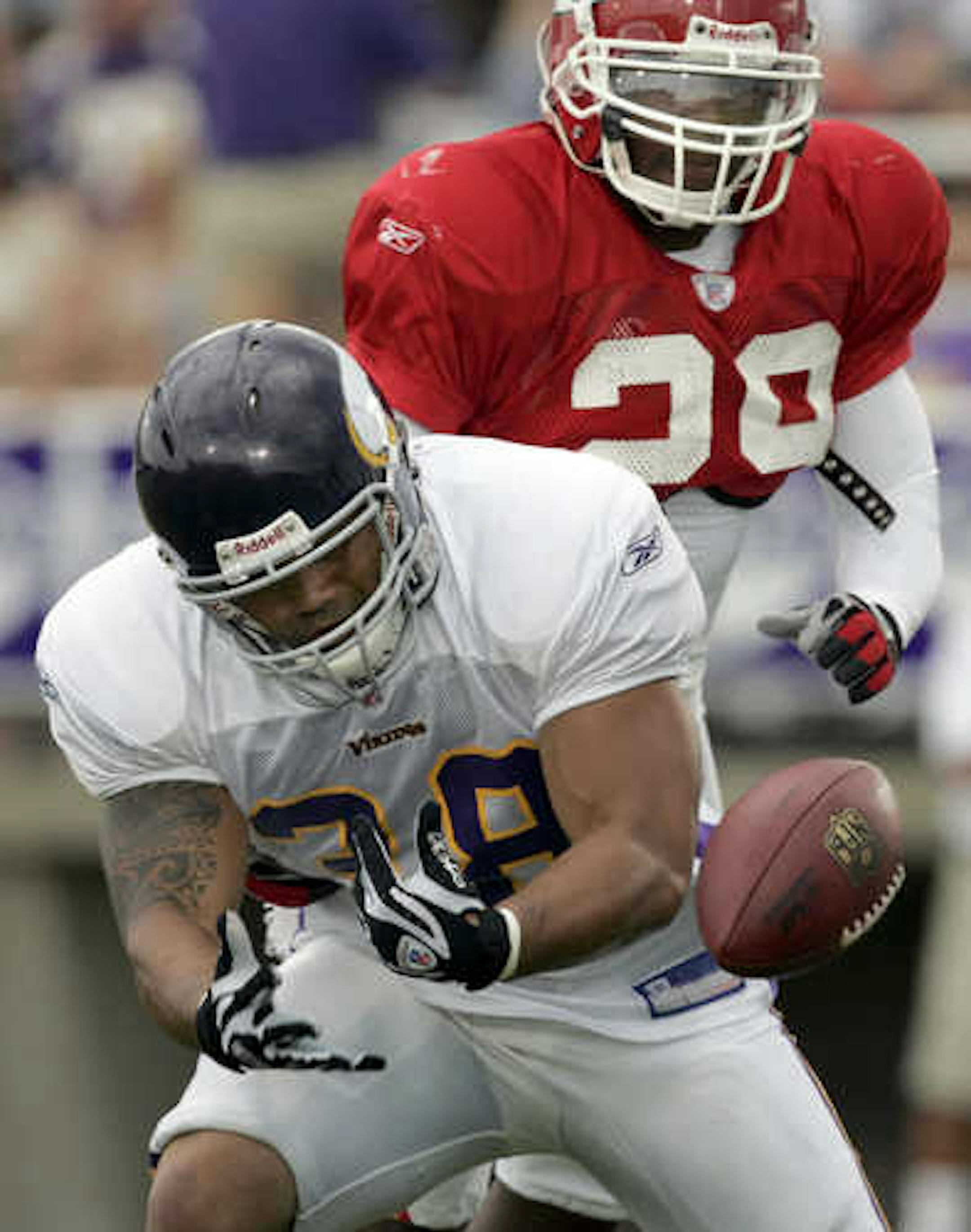 CARLOS GONZALEZ &yen; cgonzalez@startribune.com August 3, 2007 &ETH; Mankato, MN &ETH; Minnesota Vikings Training Camp &ETH; NFL - Minnesota State University Mankato &ETH; Minnesota Vikings vs. Kansas City Chiefs &ETH; Vikings fullback Naufahu Tahi, (38) lost control of the ball after having it stripped by Chiefs safety Chad Williams, (29) during Friday night&Otilde;s scrimmage.