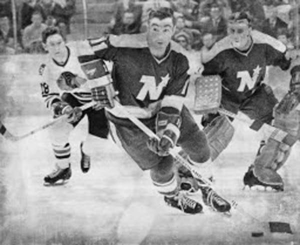 J.P. Parise carried the puck for the North Stars in 1970, with goalie Cesare Maniago looking on.