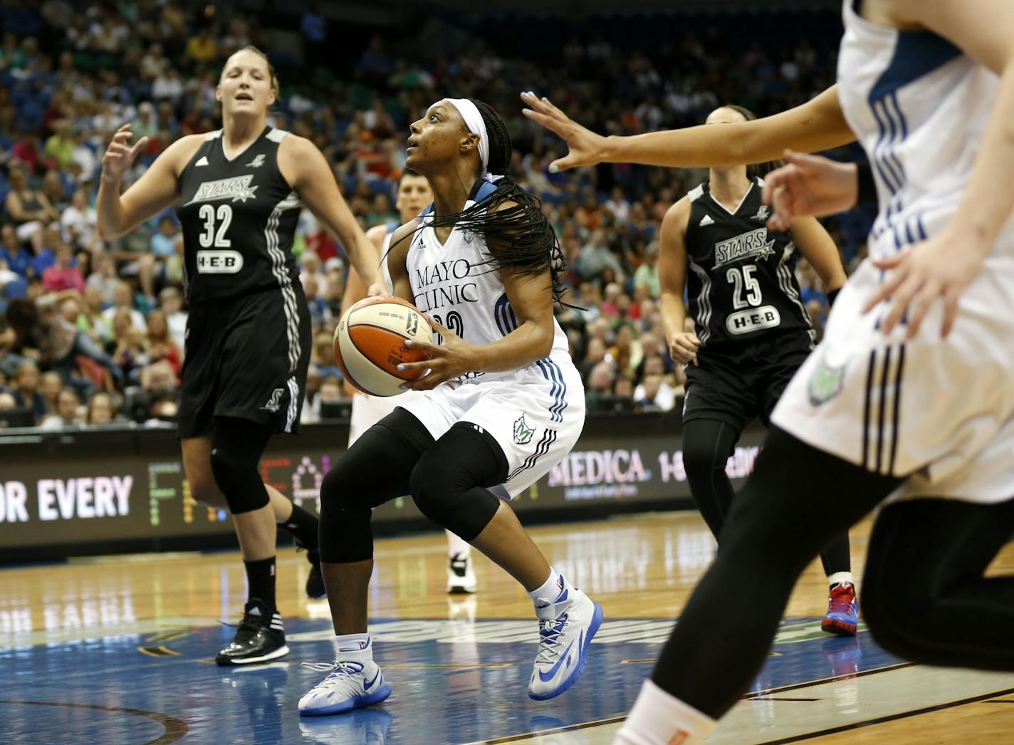 Monica Wright of the Lynx prepares to shoot.