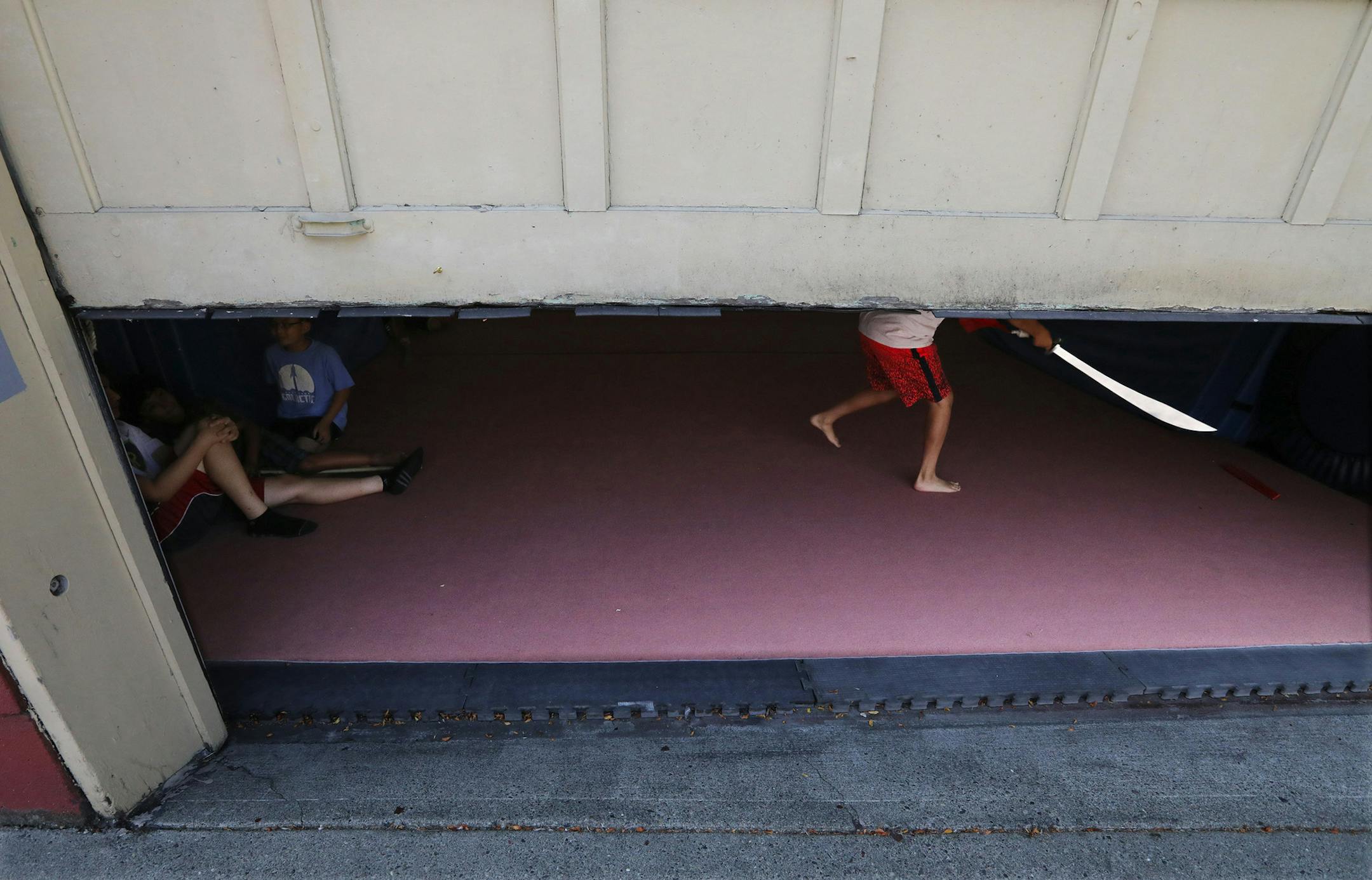 The Bruce Lee tour passes by a martial arts class in session near the Wing Luke Museum (Alan Berner/The Seattle Times/TNS)