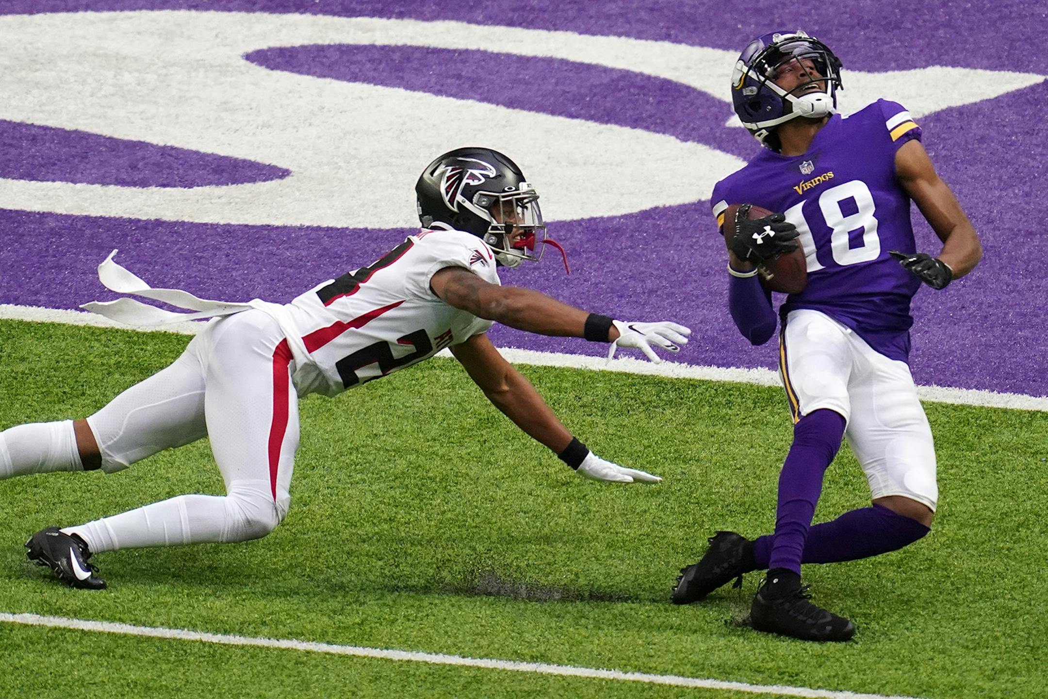 Minnesota Vikings wide receiver Justin Jefferson (18) caught a pass just short of the end zone in the second quarter.