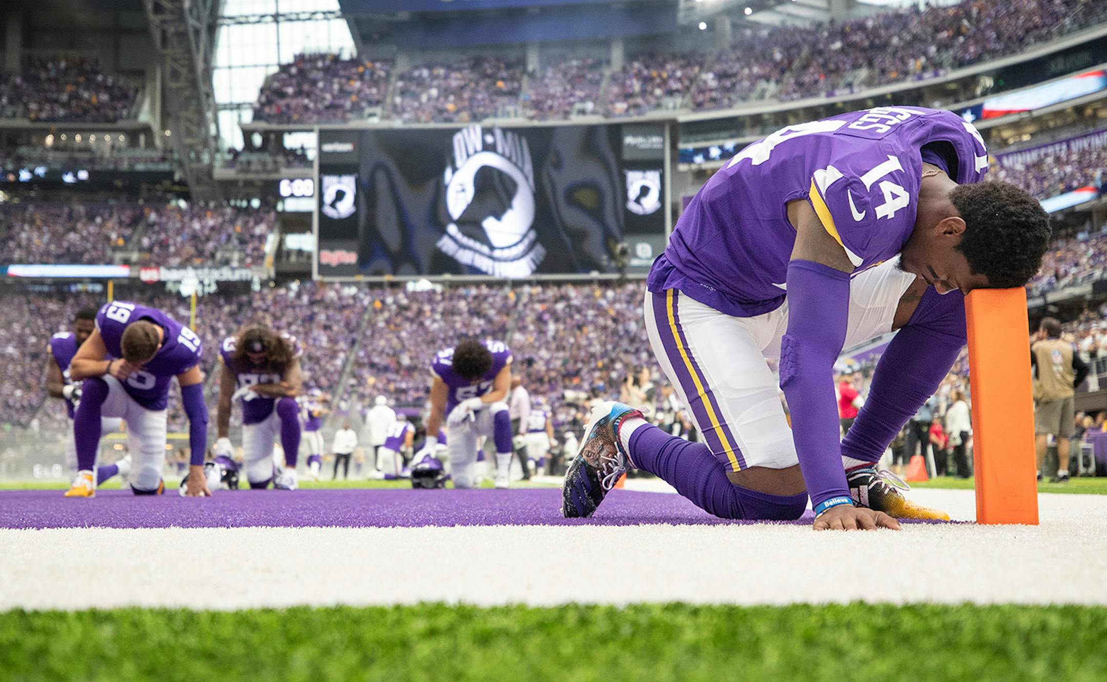Minnesota Vikings wide receiver Stefon Diggs (14) prayed before kick of at U.S. Bank Stadium.
