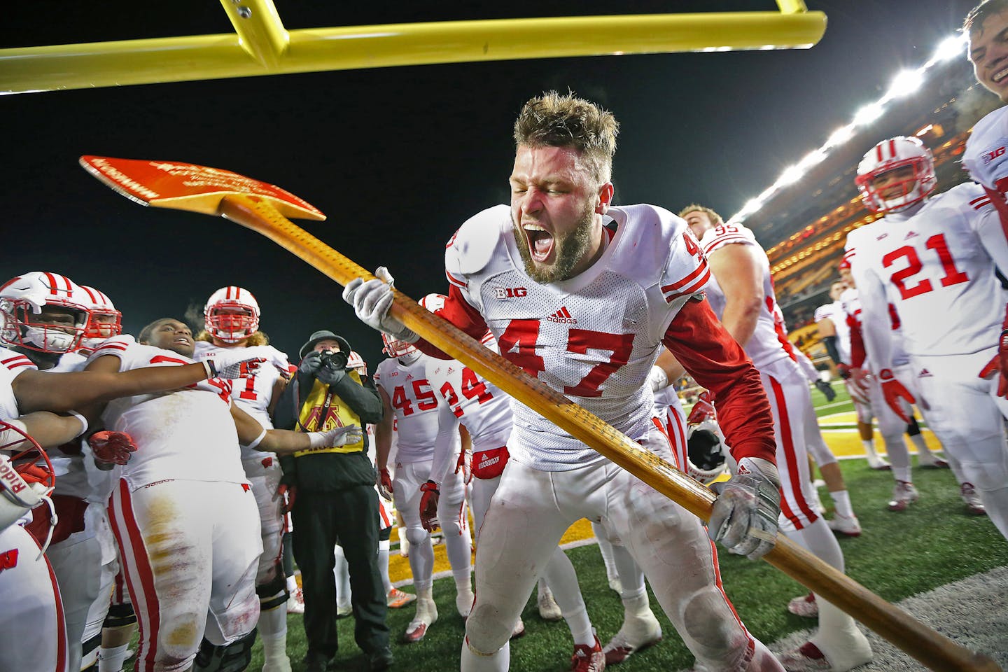 Wisconsin's linebacker Vince Biegel took the Paul Bunyan's Axe to one of the goal posts after Wisconsin defeated Minnesota 31-21 at TCF Bank Stadium, Saturday, November 28, 2015 in Minneapolis, MN. ] (ELIZABETH FLORES/STAR TRIBUNE) ELIZABETH FLORES &#xef; eflores@startribune.com ORG XMIT: MIN1511281813361347