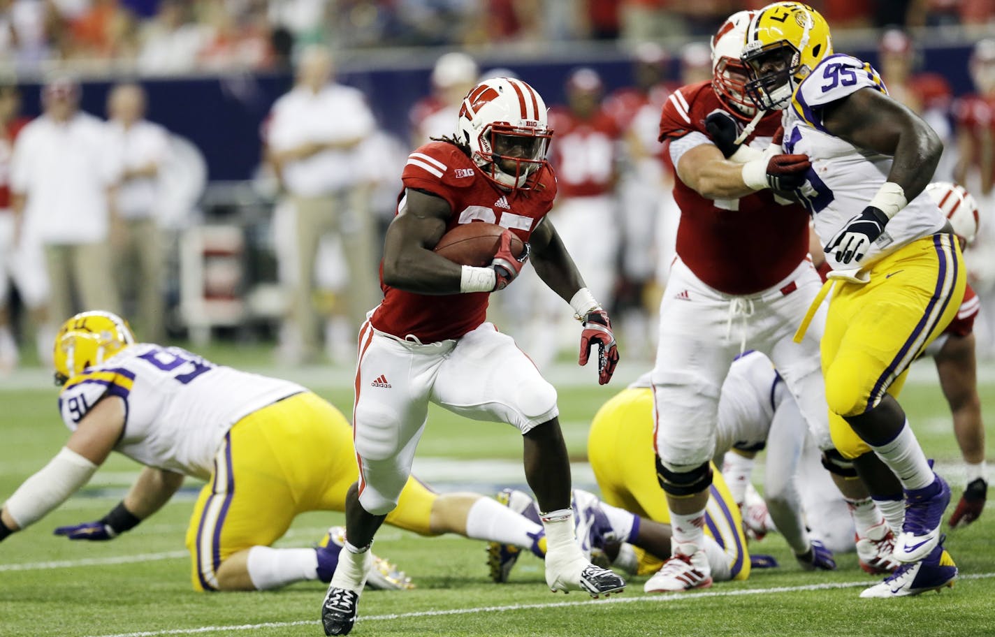 Wisconsin's Melvin Gordon runs for a 14-yard touchdown during the first half of an NCAA college football game against LSU Saturday, Aug. 30, 2014, in Houston. (AP Photo/David J. Phillip)