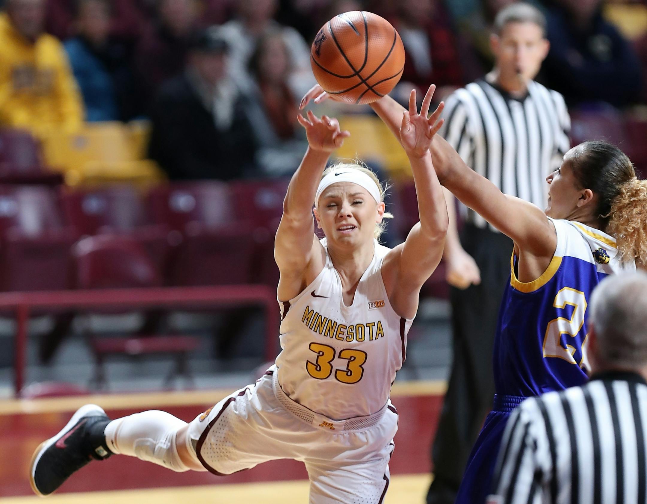 Carlie Wagner of Minnesota and Skyler Lewis of UC Riverside earlier this season.