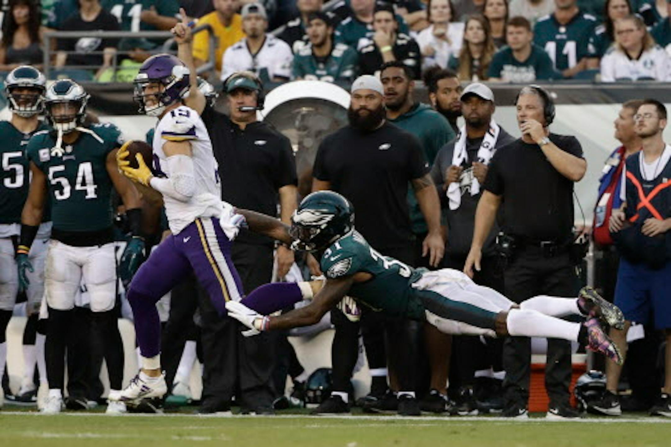 Minnesota Vikings' Adam Thielen, left, catches a pass against Philadelphia Eagles' Jalen Mills during the second half of an NFL football game, Sunday, Oct. 7, 2018, in Philadelphia. (AP Photo/Matt Rourke)