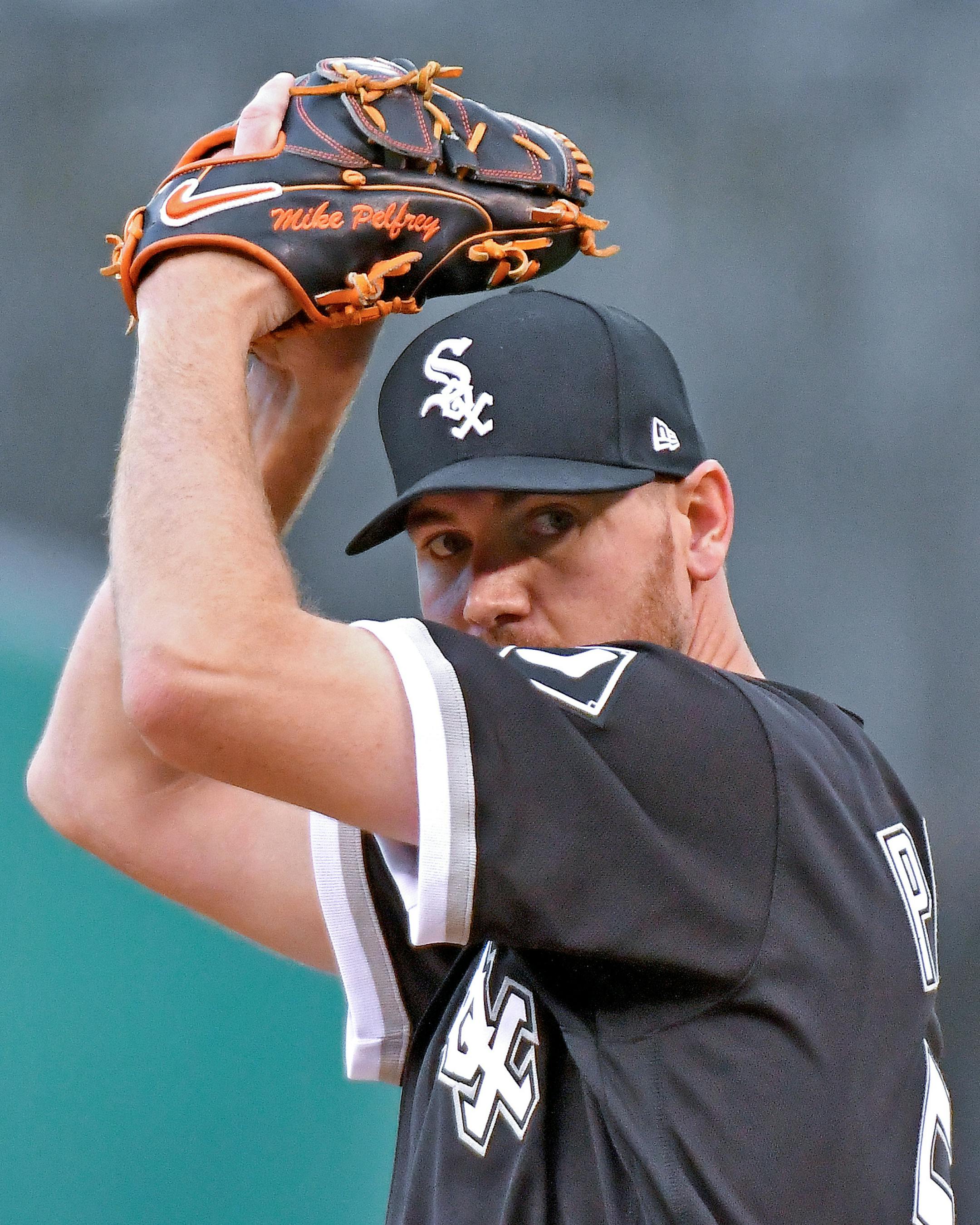 Chicago White Sox pitcher Mike Pelfrey throws against the Kansas City Royals at Kauffman Stadium in Kansas City, Mo., on Wednesday, May 3, 2017. (John Sleezer/Kansas City Star/TNS) ORG XMIT: 1201726