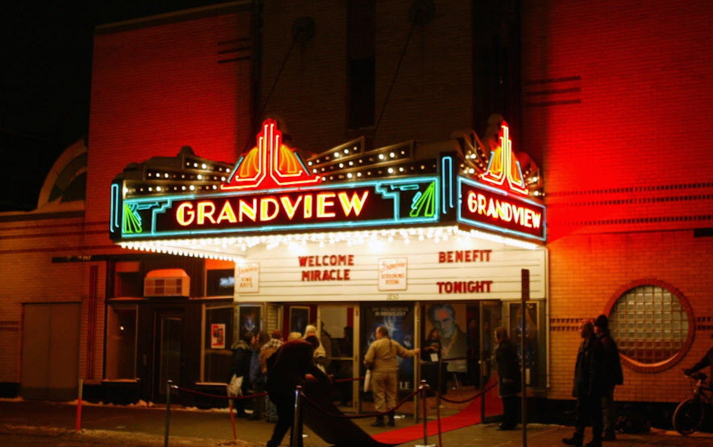 Craig Rice, executive director of the Minnesota Film and TV Board, positioned the red carpet before guests arrived for the benefit screening of the film "Miracle" at the Grandview Theatre Thursday night.
GENERAL INFORMATION: ST. PAUL - 2/5/04 - The local screening of the movie "Miracle" at St. Paul's Mann Grandview TheatreThursday night drew a sold out audience who paid $100 ticket to raise money for the Herb Brooks Foundation.