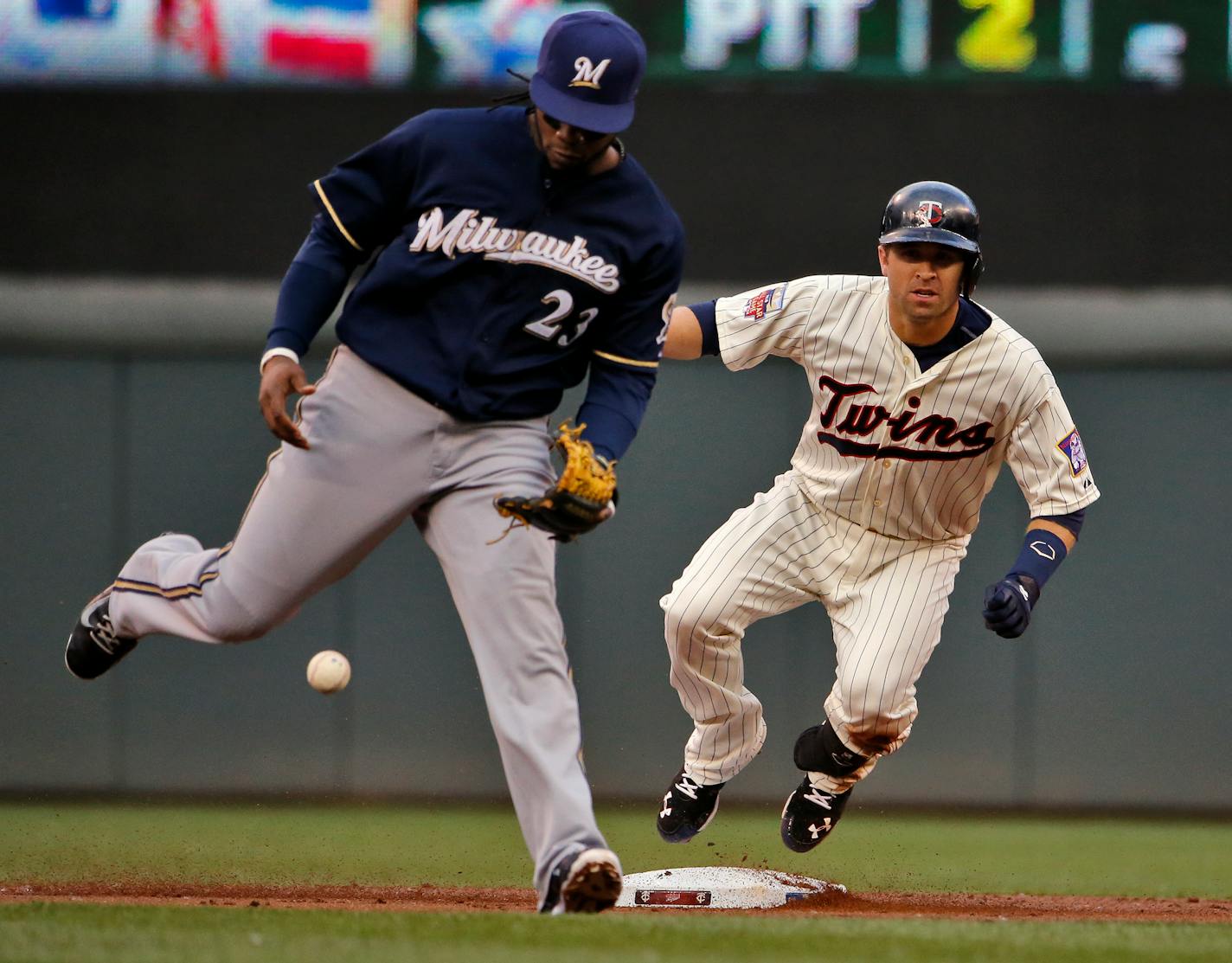 Twins Brian Dozier was safe at 2nd base with a double as Brewers Rickie Weeks bobbled the throw. ] Minnesota Twins vs. Milwaukee Brewers. (MARLIN LEVISON/STARTRIBUNE(mlevison@startribune.com)