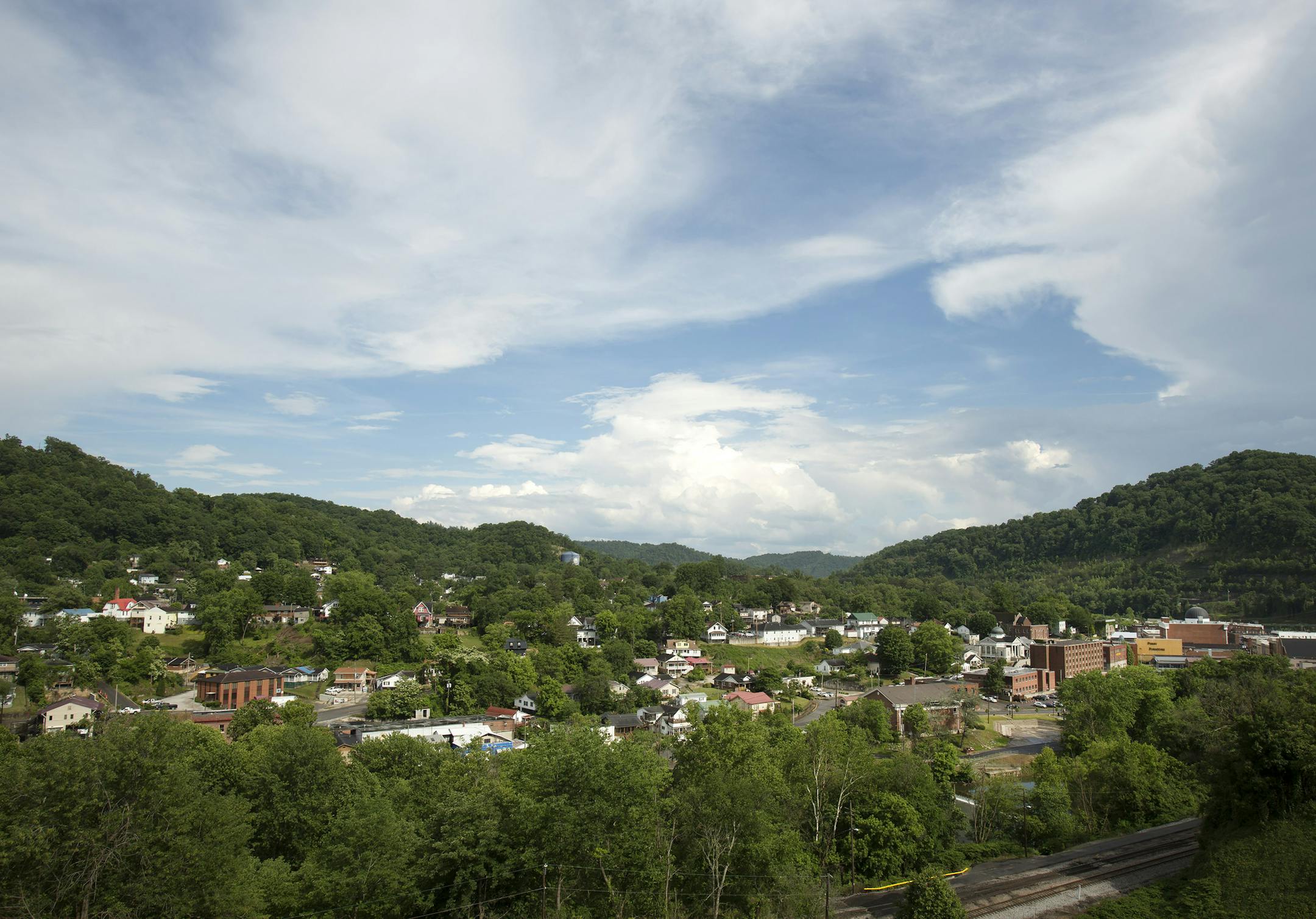 The small city of Hazard, Ky., shown Tuesday, May 26, 2015,†nestled in the heart of the coal fields of Appalachia and is at the heart of an injection drug use problem in the region. Public health officials warn if the region doesn't get the problem under control, it's likely to see a Hepatitis C or HIV outbreak. (AP Photo/David Stephenson) ORG XMIT: KYDS101