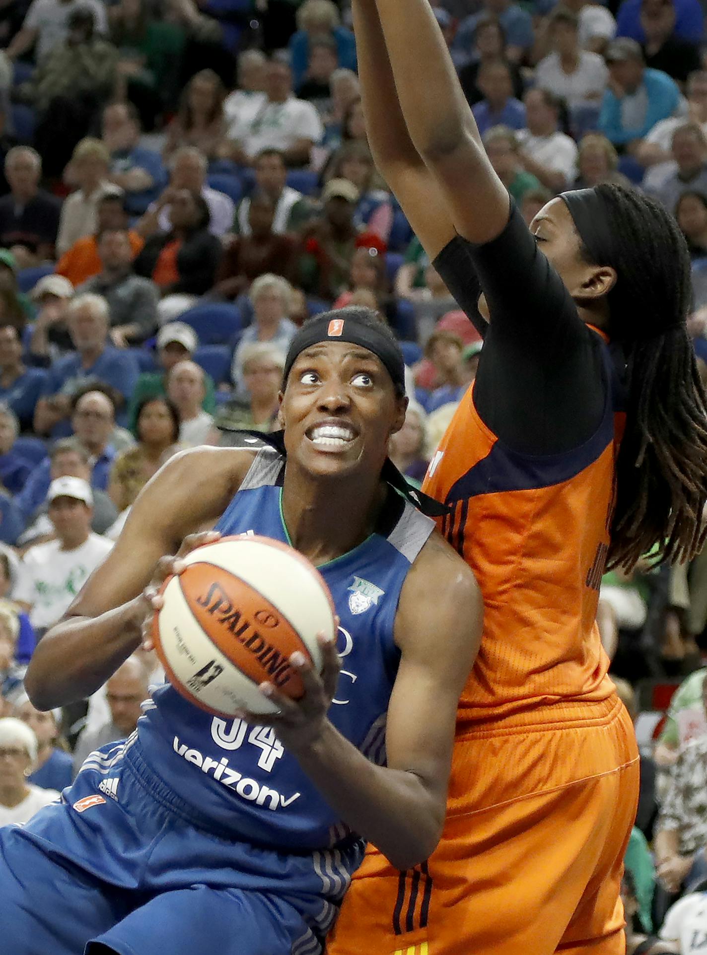 Sylvia Fowles (34) drove to the basket in the third quarter. ] CARLOS GONZALEZ cgonzalez@startribune.com - September 4, 2016, Minneapolis, MN, Target Center, WNBA, Minnesota Lynx vs. Connecticut Sun