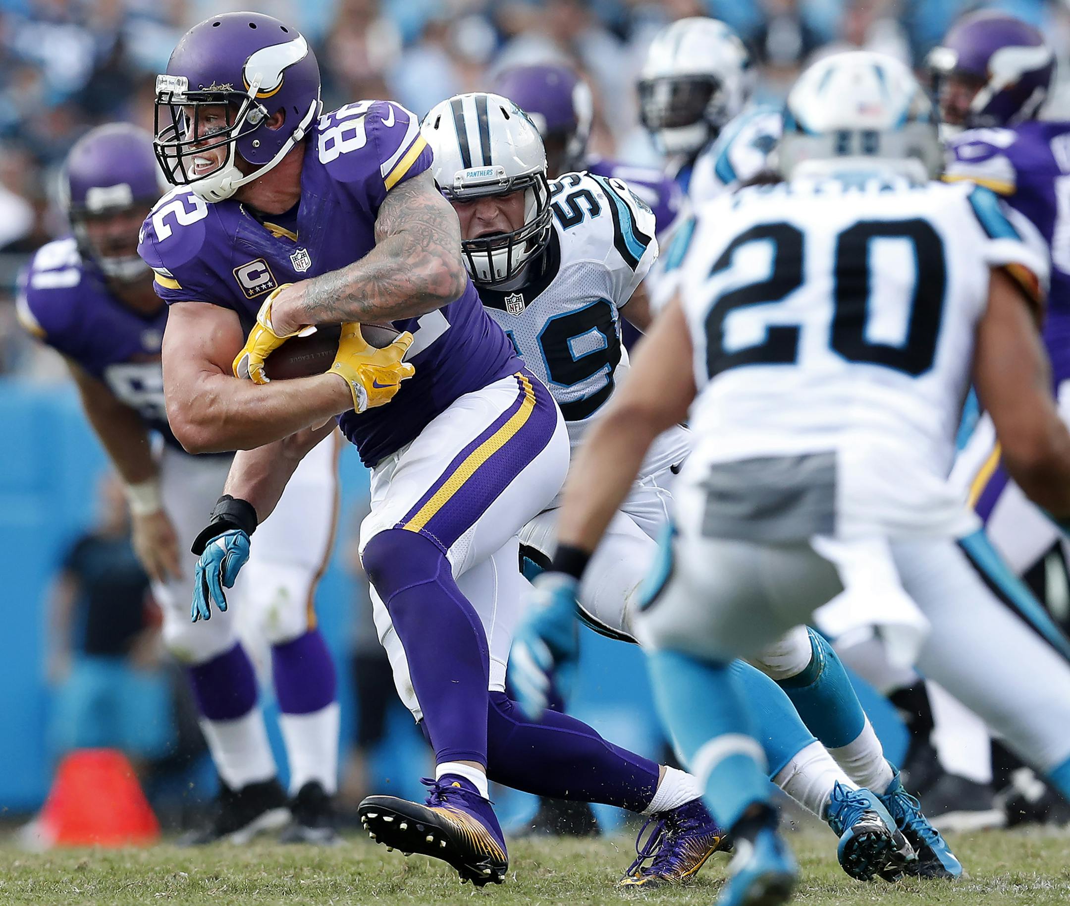 Kyle Rudolph (82) ran after making a catch over the middle in the fourth quarter. ] CARLOS GONZALEZ cgonzalez@startribune.com - September 25, 2016, Charlotte, NC, Bank of America Stadium, NFL, Minnesota Vikings vs. Carolina Panthers