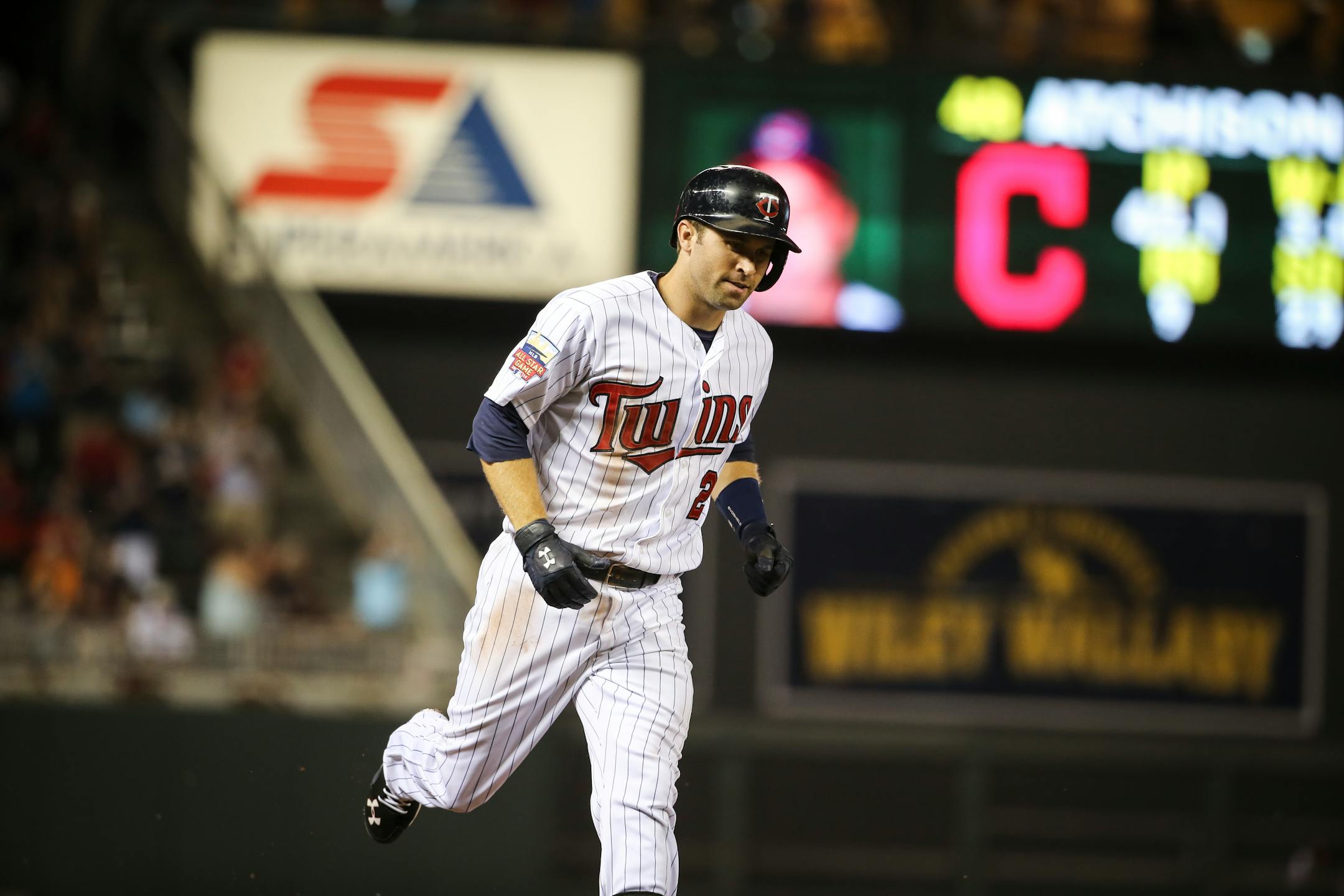 Minnesota's Brian Dozier rounded the bases after hitting a solo home nun in the seventh inning against Cleveland.
