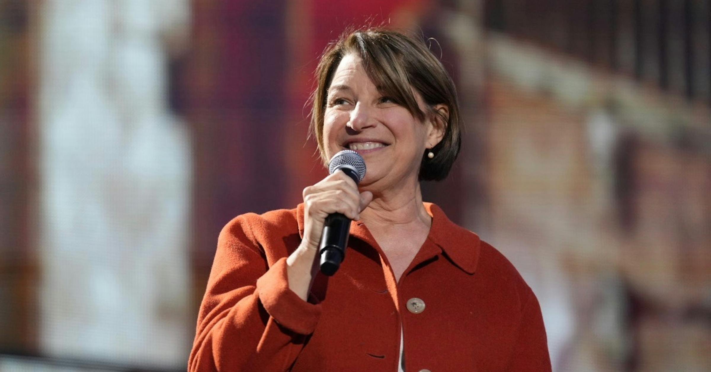 Senatorin Amy Klobuchar erwägt eine Kandidatur für das Gouverneursamt.