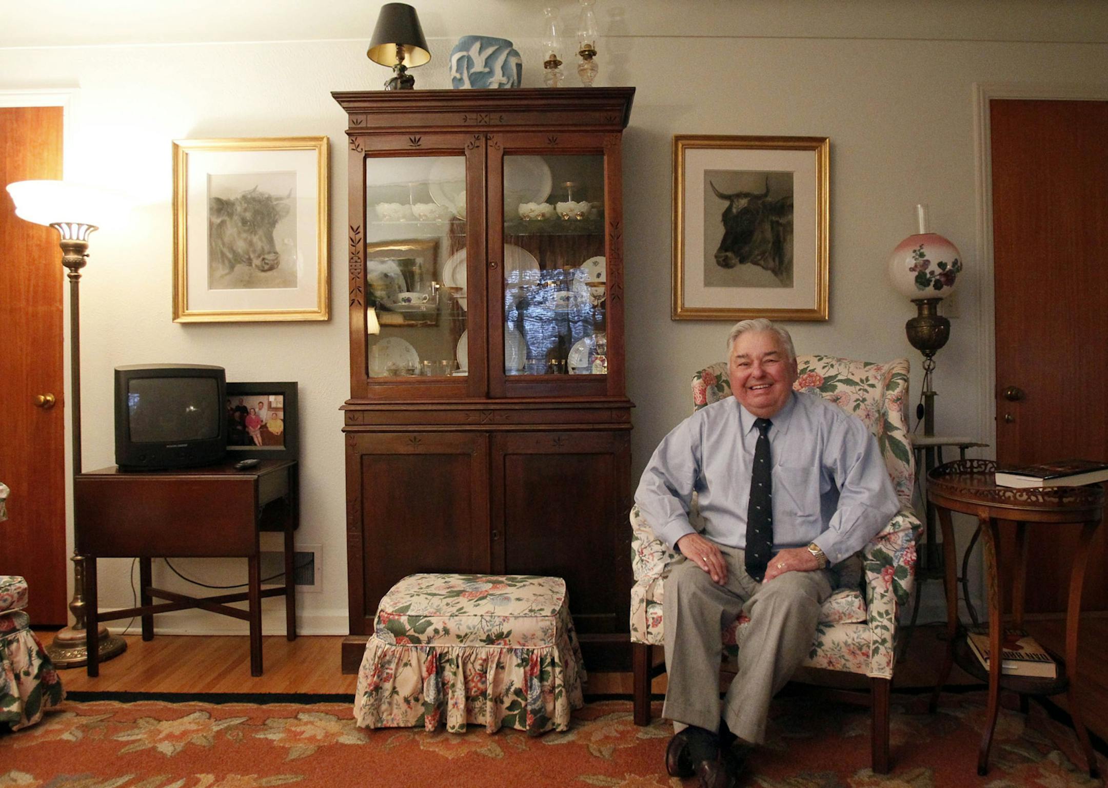 SH13B014BUYINGANTIQUES Feb. 4, 2013 -- Barney Stickles sits to the right of an 1890 vintage cabinet in his home. (SHNS photo by Amy E. Voigt / The Toledo Blade) (Newscom TagID: shnsphotos145778.jpg) [Photo via Newscom] ORG XMIT: FEA