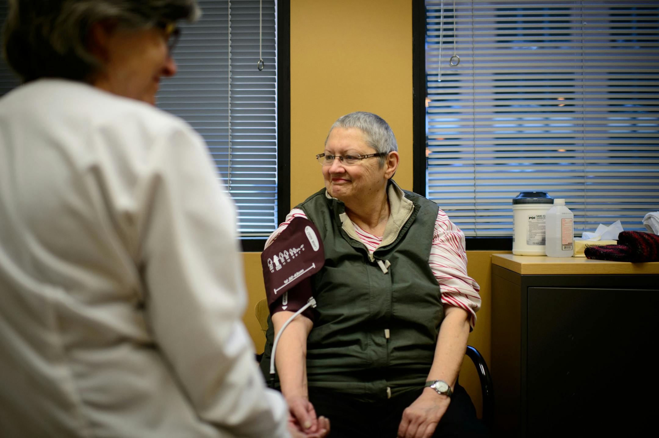 Physical therapist Martha Sullivan worked with cancer patient Jackie Fischer at Courage Kenny Institute, Minneapolis, Wednesday, November 27, 2013 ] GLEN STUBBE * gstubbe@startribune.com