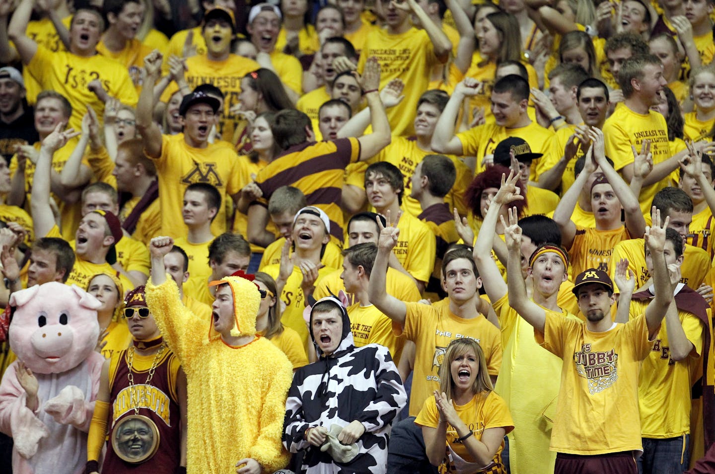 Gophers fans reacted to a three pointer by Andre Hollins in the final seconds of the first half.