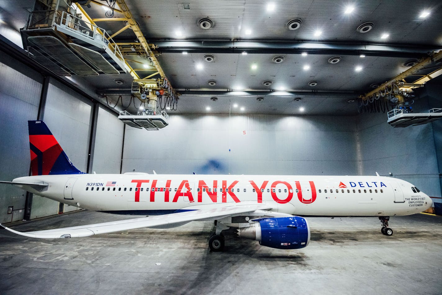 Delta Air Lines custom painted one of its A320s as a tribute to employees.