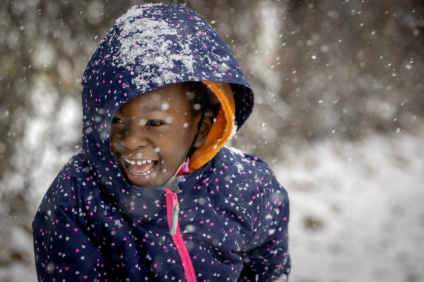 Nyarai Weekly, 5, cq, played in the snow with her mother Jesslyn Phillips, cq, as they waited for a bus near 46th and Chicago, Tuesday, October 20, 2020 in Minneapolis, MN. ] ELIZABETH FLORES • liz.flores@startribune.com