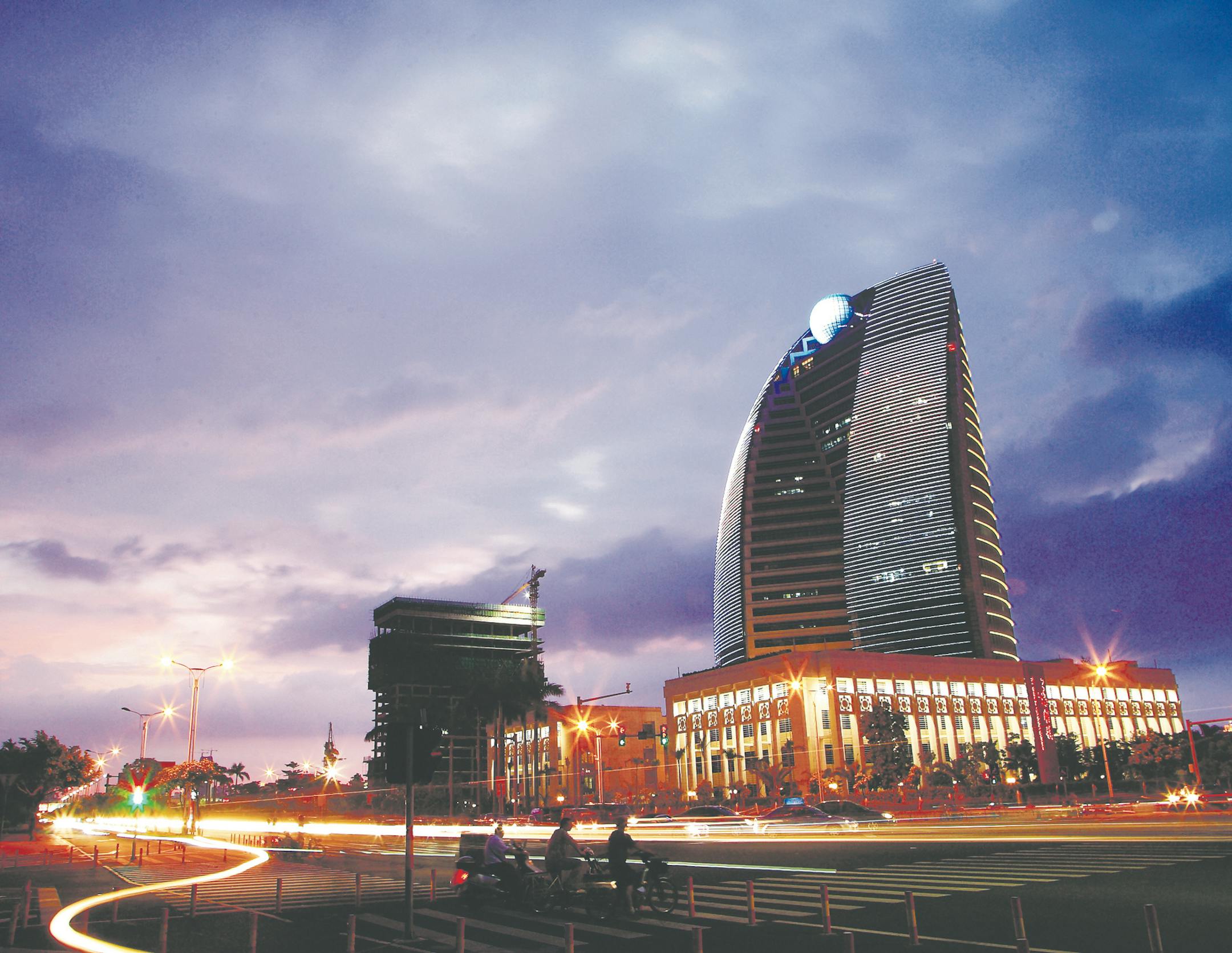 HNA Group is a conglomerate grew and prospered against the backdrop of Chinaís reform and opening up. Debut flight on May 2, 1993 signifies the beginning of its undertakings. In over 20 years, it has created a miracle in the business community, successfully transforming from a traditional aviation company to a conglomerate, from Hainan Island to the globe. It is committed to create a new business culture featuring socialist values and modern corporate system, a distinct operation and manage