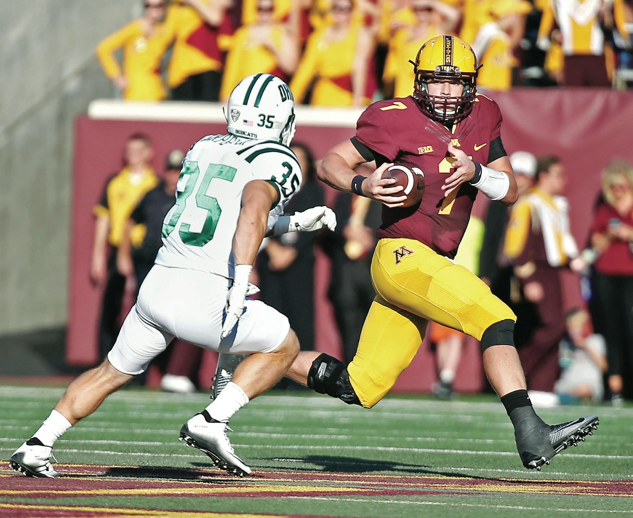 Minnesota's quarterback Mitch Leidner ran the ball despite defensive pressure by Ohio's safety Nathan Carpenter in the fourth quarter as the Gophers took on Ohio at TCF Bank Stadium, Saturday, September 26, 2015 in Minneapolis, MN. ] (ELIZABETH FLORES/STAR TRIBUNE) ELIZABETH FLORES • eflores@startribune.com