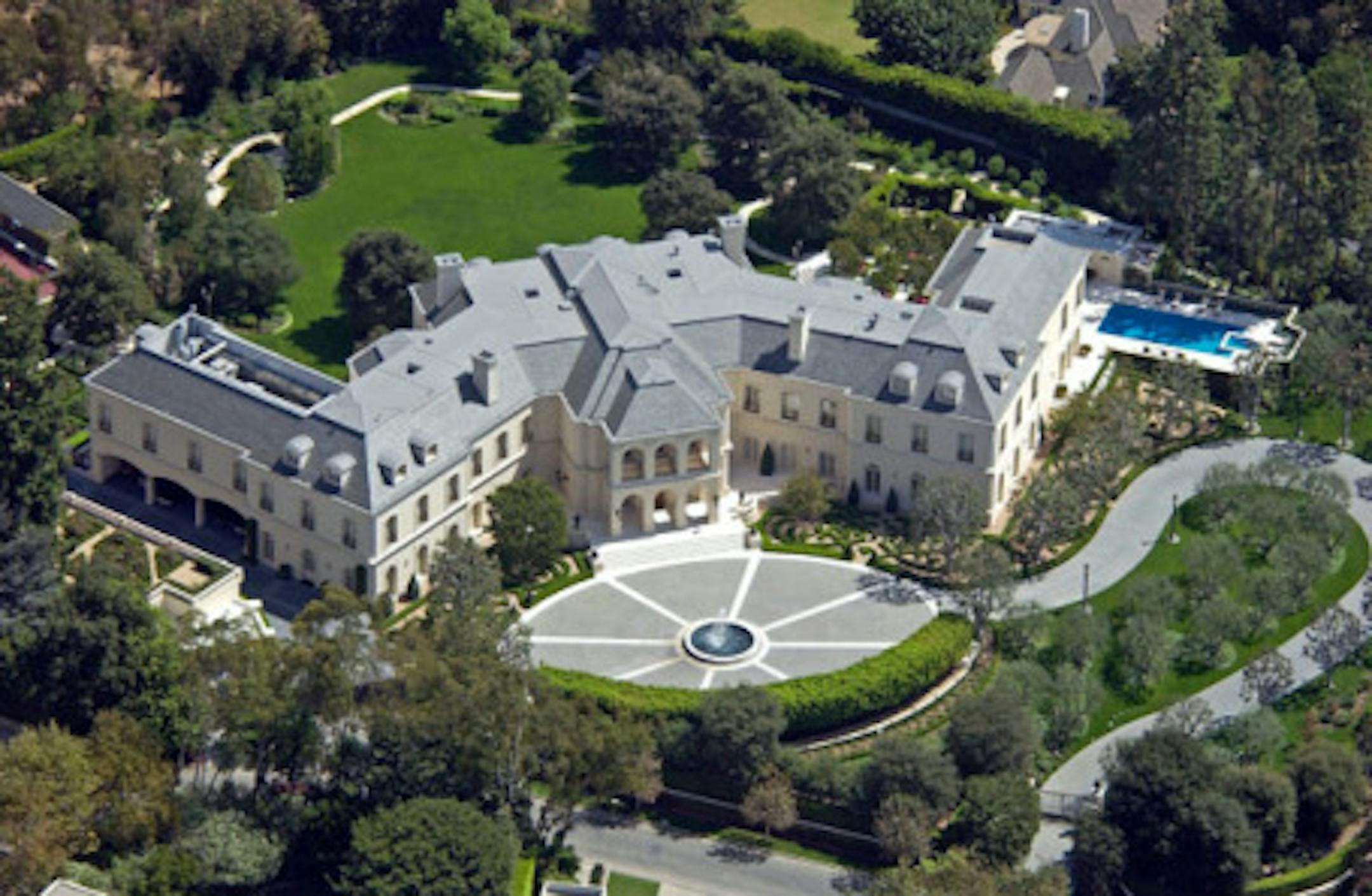 2020 LOS ANGELES, CALIFORNIA - Thursday, October 7 2004. Entertainment mogul Aaron Spelling's 6-acre mansion "The Manor" at 594 Mapleton Drive in Bel Air, Los Angeles, has 123 rooms, a bowling alley, swimming pool, gymnasium, tennis court, screening room and four 2-car garages. Spelling bought the property in 1983, a house that had belonged to Bing Crosby, He demolished the original house and built this mansion. Photograph: Celebrityhomephotos. **Fees must be agreed before use**