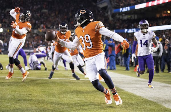 Chicago Bears free safety Eddie Jackson (39) scored a touchdown after intercepting a pass by Kirk Cousins in the fourth quarter.