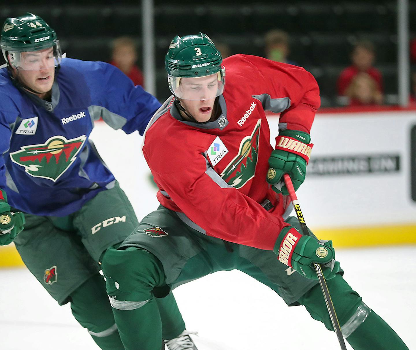 Minnesota Wild forward Charlie Coyle moved the puck down the ice with Tyler Graovac on the defense during the first day of practice on the ice at the Xcel Energy Center, Friday, September 23, 2016 in St. Paul, MN. ] (ELIZABETH FLORES/STAR TRIBUNE) ELIZABETH FLORES &#x2022; eflores@startribune.com