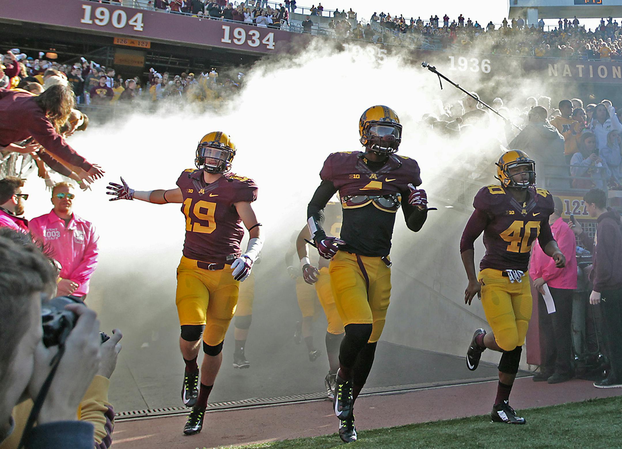 The Minnesota Gophers made their way into TCF stadium to take on the Northwestern Wildcats, Saturday, October 11, 2014 in Minneapolis, MN. ] (ELIZABETH FLORES/STAR TRIBUNE) ELIZABETH FLORES • eflores@startribune.com