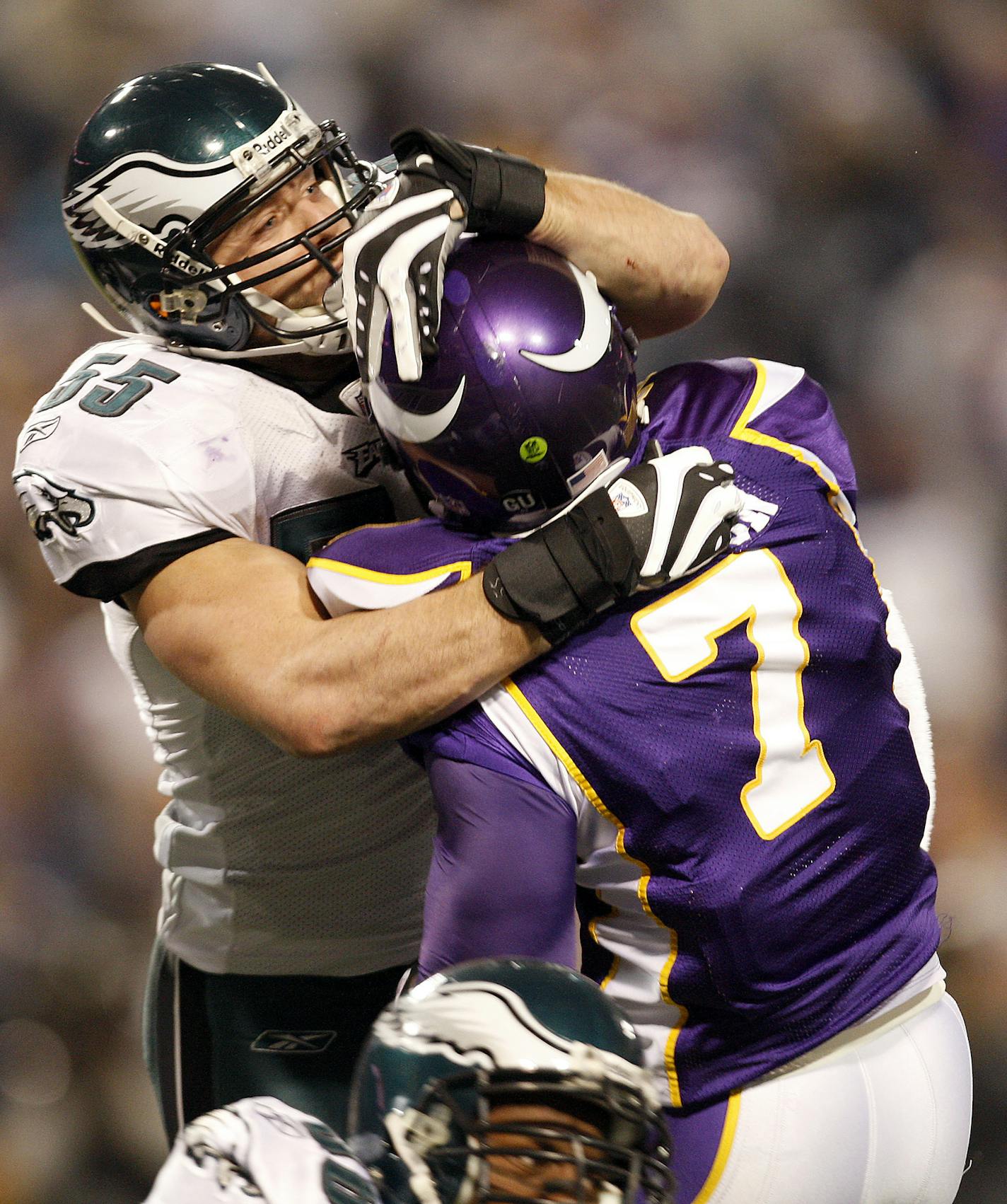 CARLOS GONZALEZ &#xef; cgonzalez@startribune.com January 4, 2009 &#xf1; Minneapolis, MN &#xf1; The Metrodome - NFL Playoffs &#xf1; Minnesota Vikings vs. Philadelphia Eagles ] Vikings quarterback Tarvaris Jackson (7) was pressured by Stewart Bradley (55) in the first quarter. Philadelphia a beat Minnesota by a final score of 26-14. ORG XMIT: MIN2018011920314440