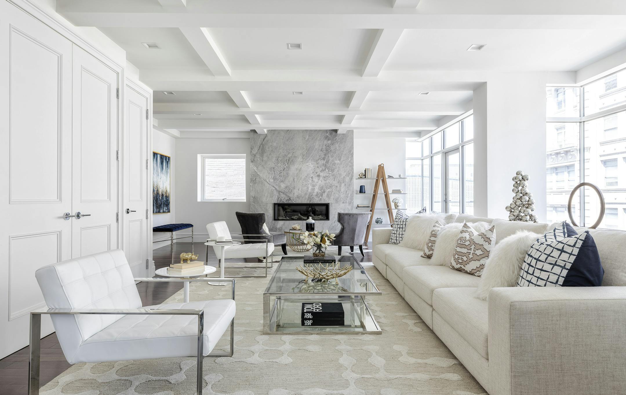 Pure white chairs are paired with an off-white sofa for a fresh, minimalist look in this living room. (Design Recipes) ORG XMIT: 1234171