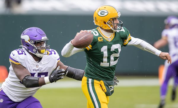 Minnesota Vikings defensive end Ifeadi Odenigbo put pressure on Green Bay Packers quarterback Aaron Rodgers in the second quarter. ] ELIZABETH FLORES 