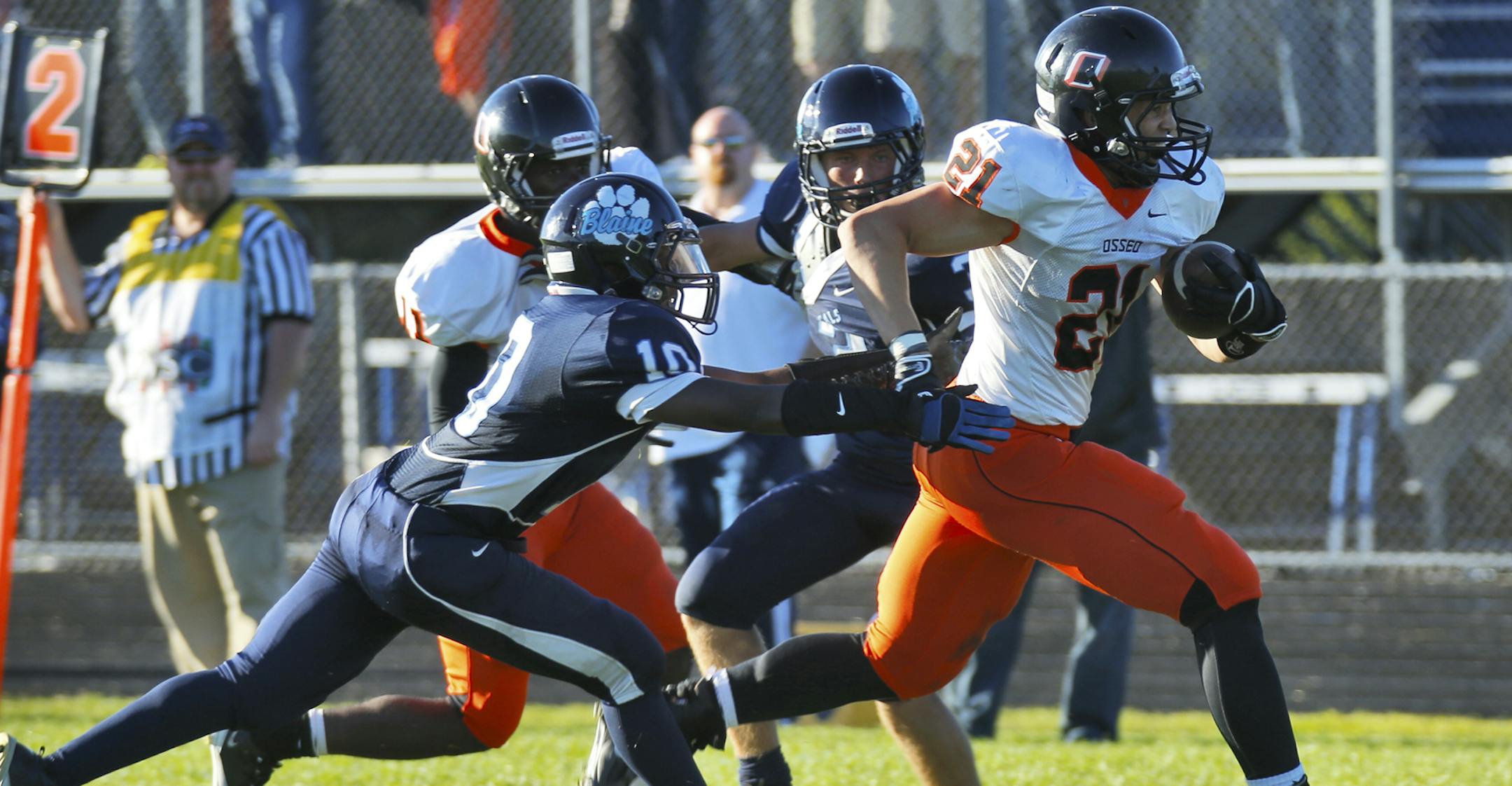 Osseo vs. Blaine prep football. Osseo running back Jaimen Hampton (21) broke through Blaine tacklers on his way to a touchdown in first half action. (MARLIN LEVISON/STARTRIBUNE(mlevison@startribune.com)