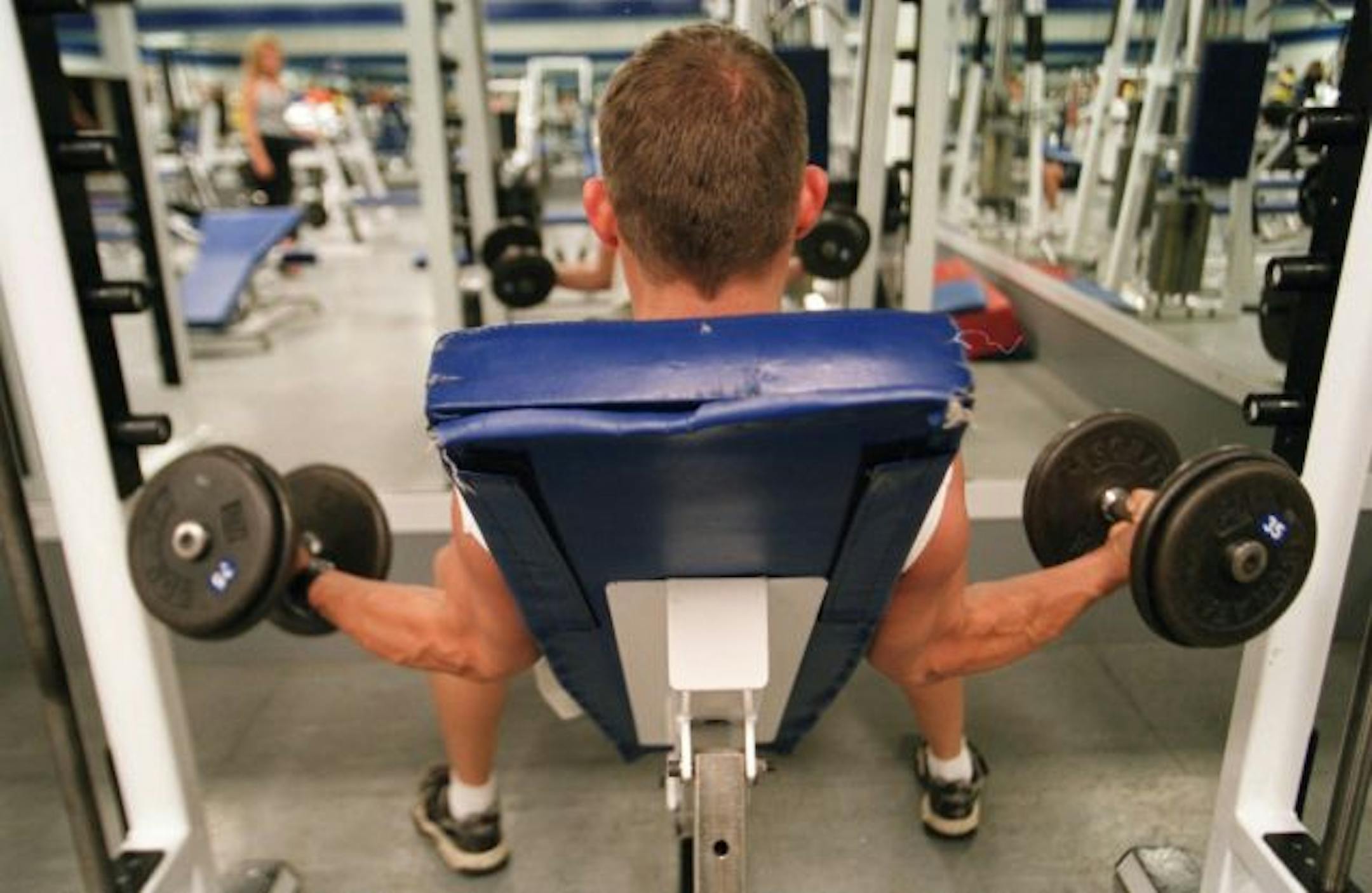 KRT LIFESTYLE STORY SLUGGED: HEALTH-FITCENTERS KRT PHOTOGRAPH BY PAUL GONZALEZ VIDELA/DETROIT FREE PRESS (September 27) Keith Damron works out on the free weights at the Trenton Athletic Club in Trenton, Michigan. The club has a large space offering free weights and machine weights. (DE) NC KD 2002 (Horiz)