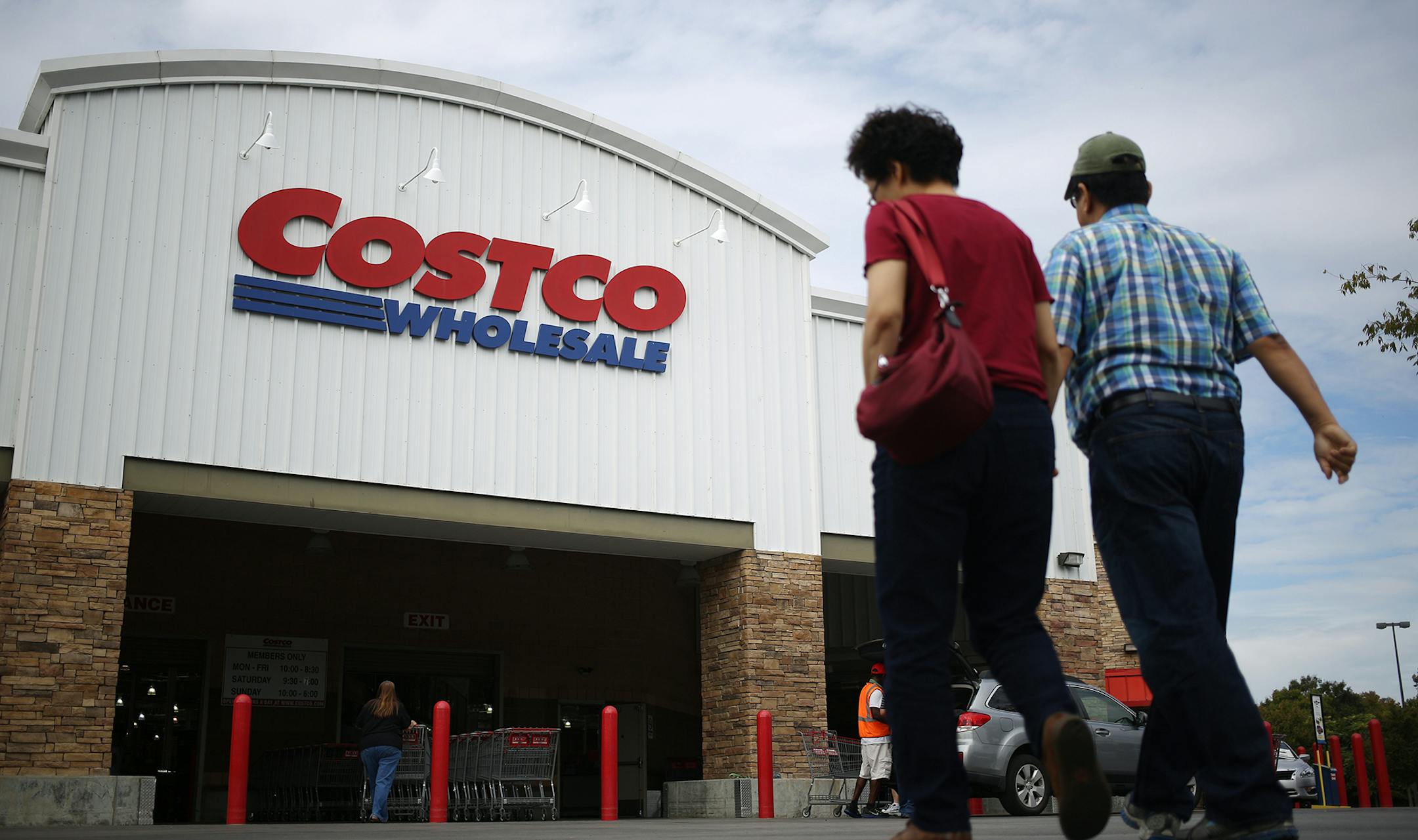 Customers walk toward a Costco Wholesale store in Nashville, Tennessee, in 2015. (MUST CREDIT: Bloomberg photo by Luke Sharrett) ORG XMIT: 581699321
