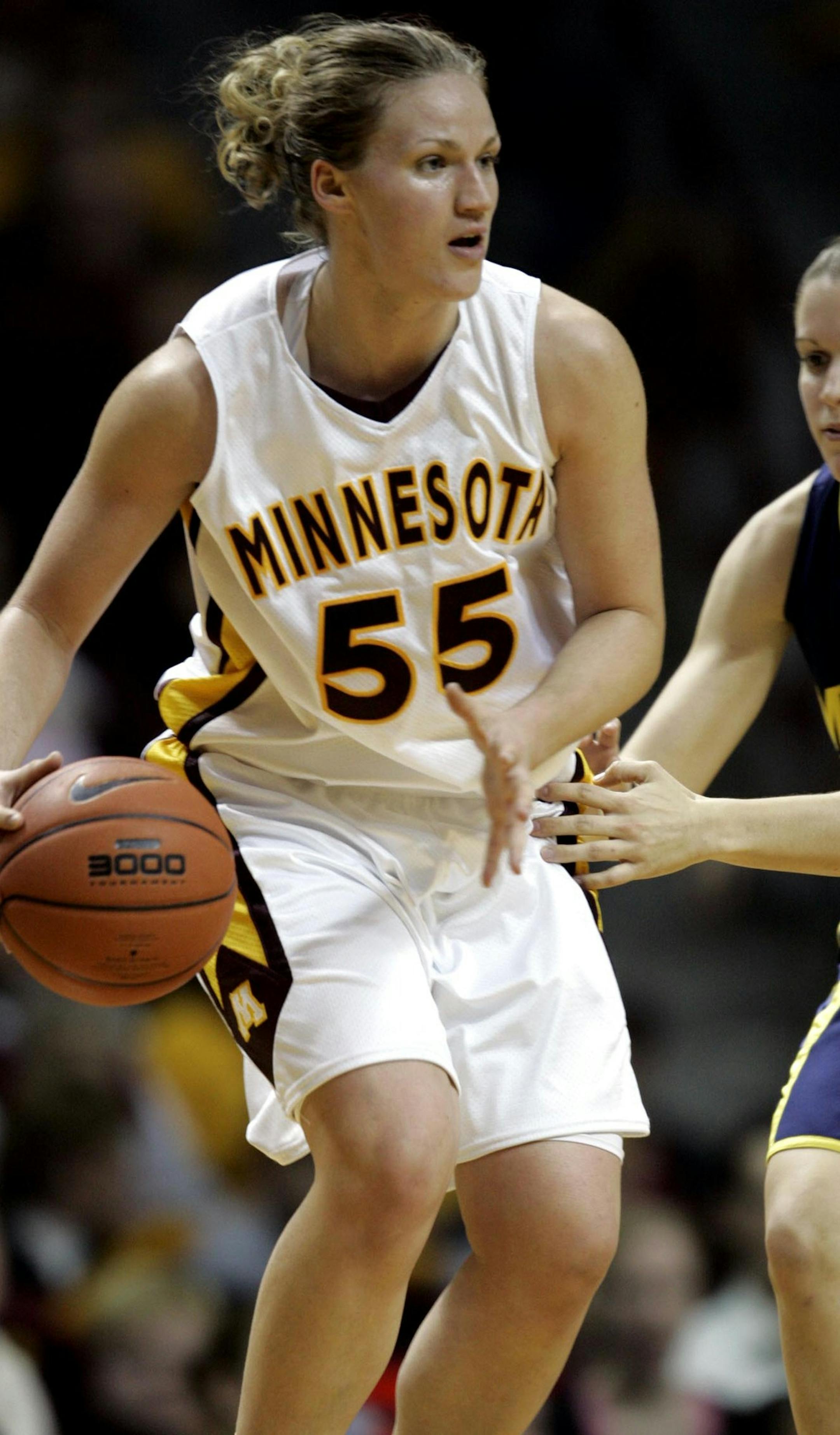 Carlos Gonzalez/Star Tribune January 20, 2005 &#xd2; Minneapolis, MN &#xd2; Williams Arena &#xd2; University of Minnesota Women&#xcc;s Basketball vs. Michigan &#xd2; Minnesota&#xcc;s Liz Podominick, #55, dribbles while being defended by Michigan&#xcc;s BreAnne McPhilamy, in the 2nd half of Thursday night&#xcc;s game. ORG XMIT: MIN2013080716234485
