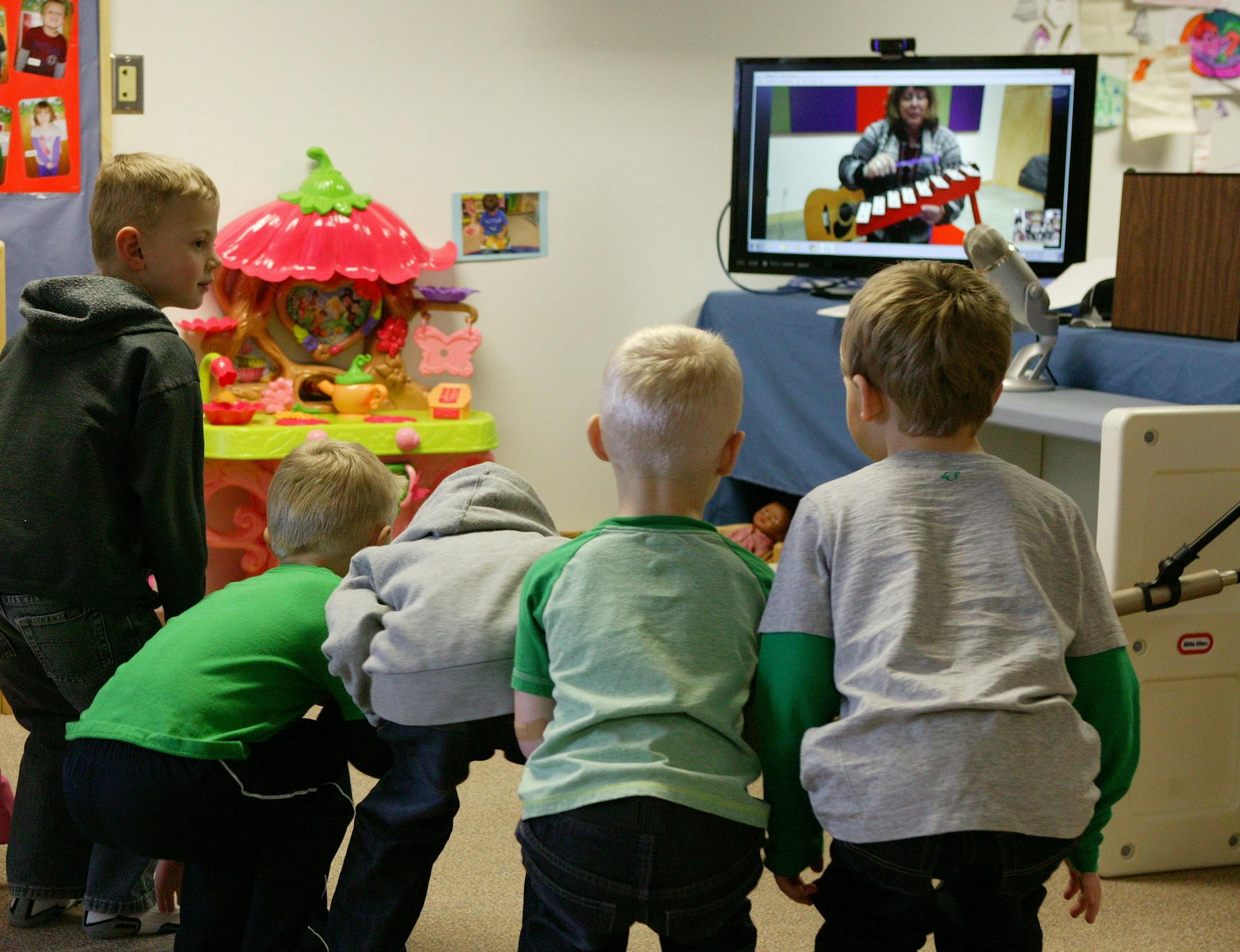 Teaching artist Cheryl Henningsgaard of the MacPhail Center for Music in Minneapolis leads a remote class of preschoolers in Sunberg, Minn.