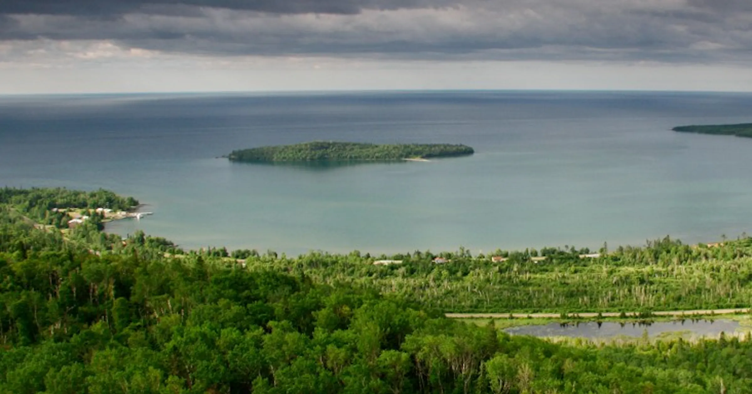 Mann wird von Boot in den Lake Superior geworfen, schwimmt lange Distanz ...