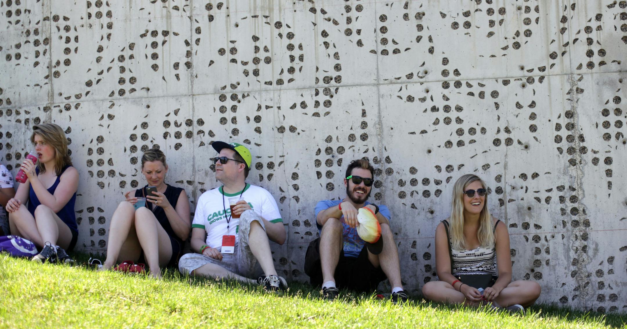 Rock the Garden attendees wait in the shade for the performances to begin. ] Rock the Gardens was held Saturday afternoon at the Walker Art Center in Minneapolis. MONICA HERNDON monica.herndon@startribune.com Minneapolis, MN 06/21/2014
