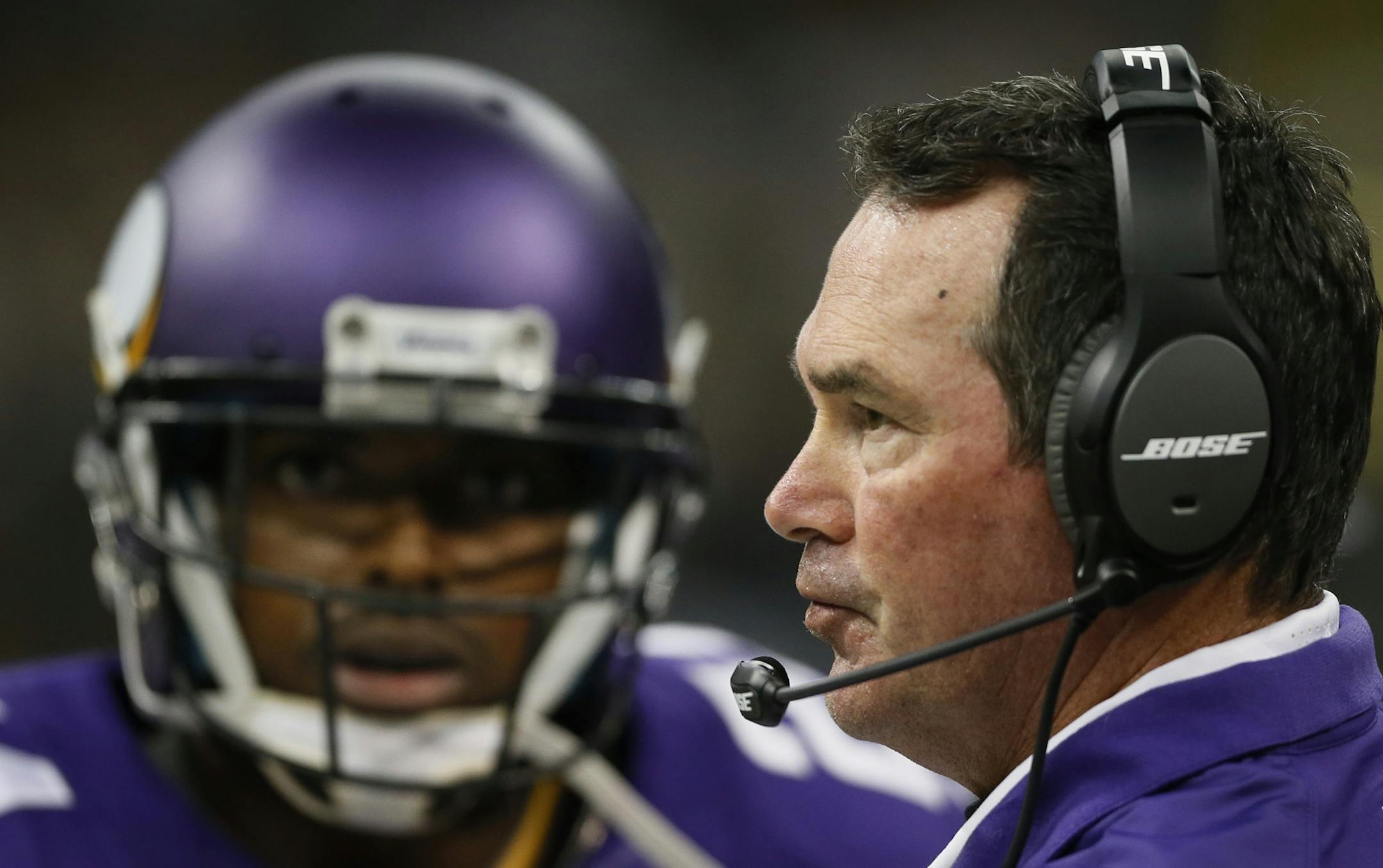 Minnesota Vikings head coach Mike Zimmer talked with cornerback Captain Munnerlyn (24) in the second quarter. The Minnesota Vikings played the New Orleans Saints at the Mercedes-Benz Superdome Sunday September 21 , 2014 in New Orleans ,LA. ] Jerry Holt Jerry.holt@startribune.com
