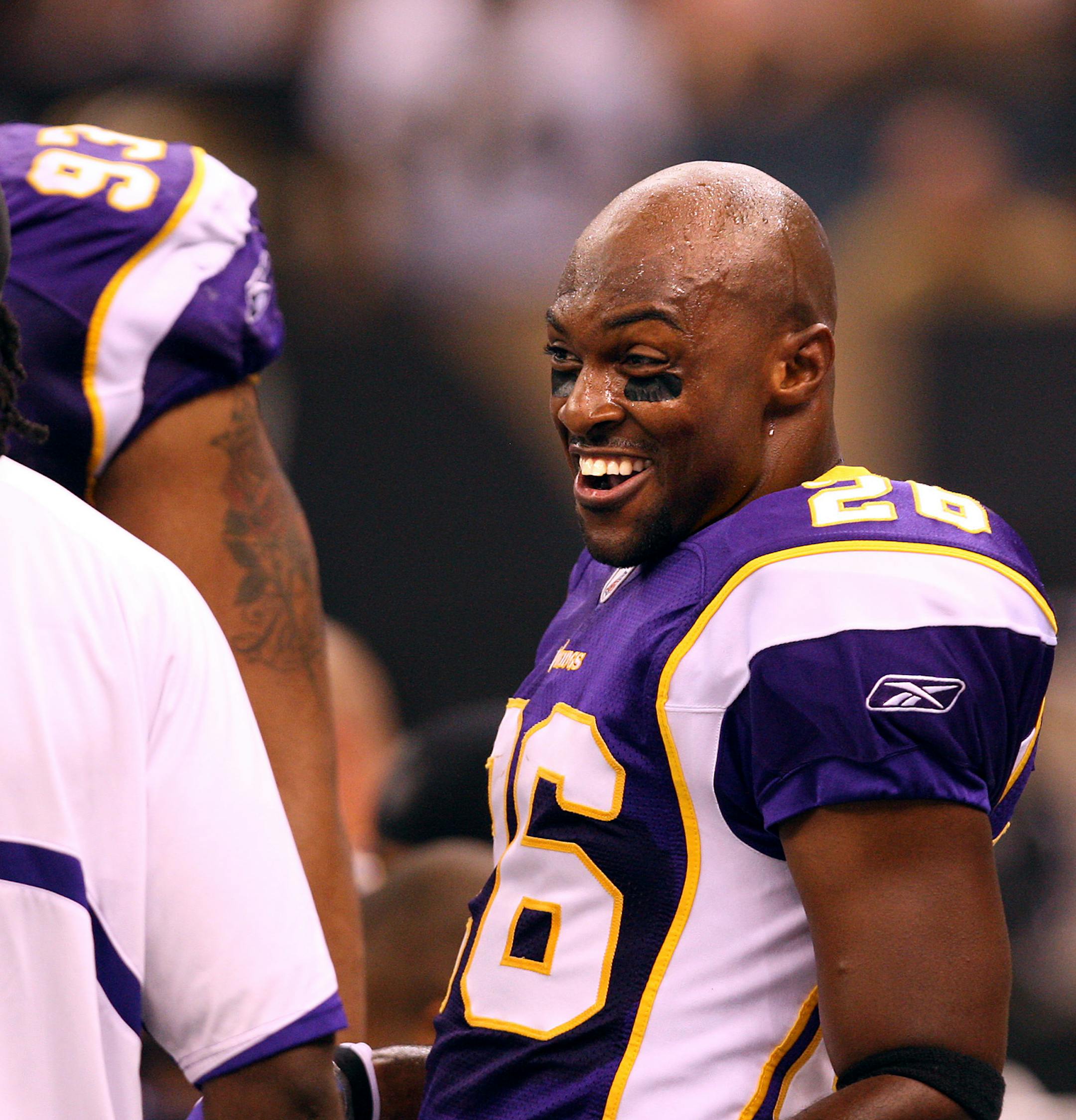 CARLOS GONZALEZ &#x2022; cgonzalez@startribune.com October 6, 2008 &#x2013; New Orleans, LA &#x2013; Louisiana Superdome &#x2013; NFL &#x2013; Minnesota Vikings vs. New Orleans Saints &#x2013; ] Minnesota Vikings Antoine Winfield (26) celebrated on the bench after he returned a blocked field goal attempt for a touchdown in the first quarter.