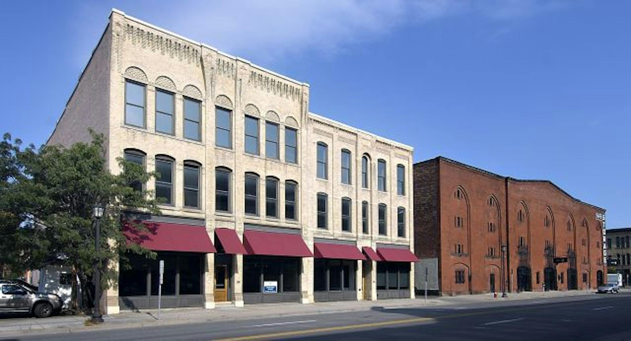 David Brewster / Star Tribune Thursday_09/30/04_Mpls. - - - - 120 First Avenue, near La Jeune Lune Theater, former RSP architescts building. Theatre La Jeune Lune is on the right.