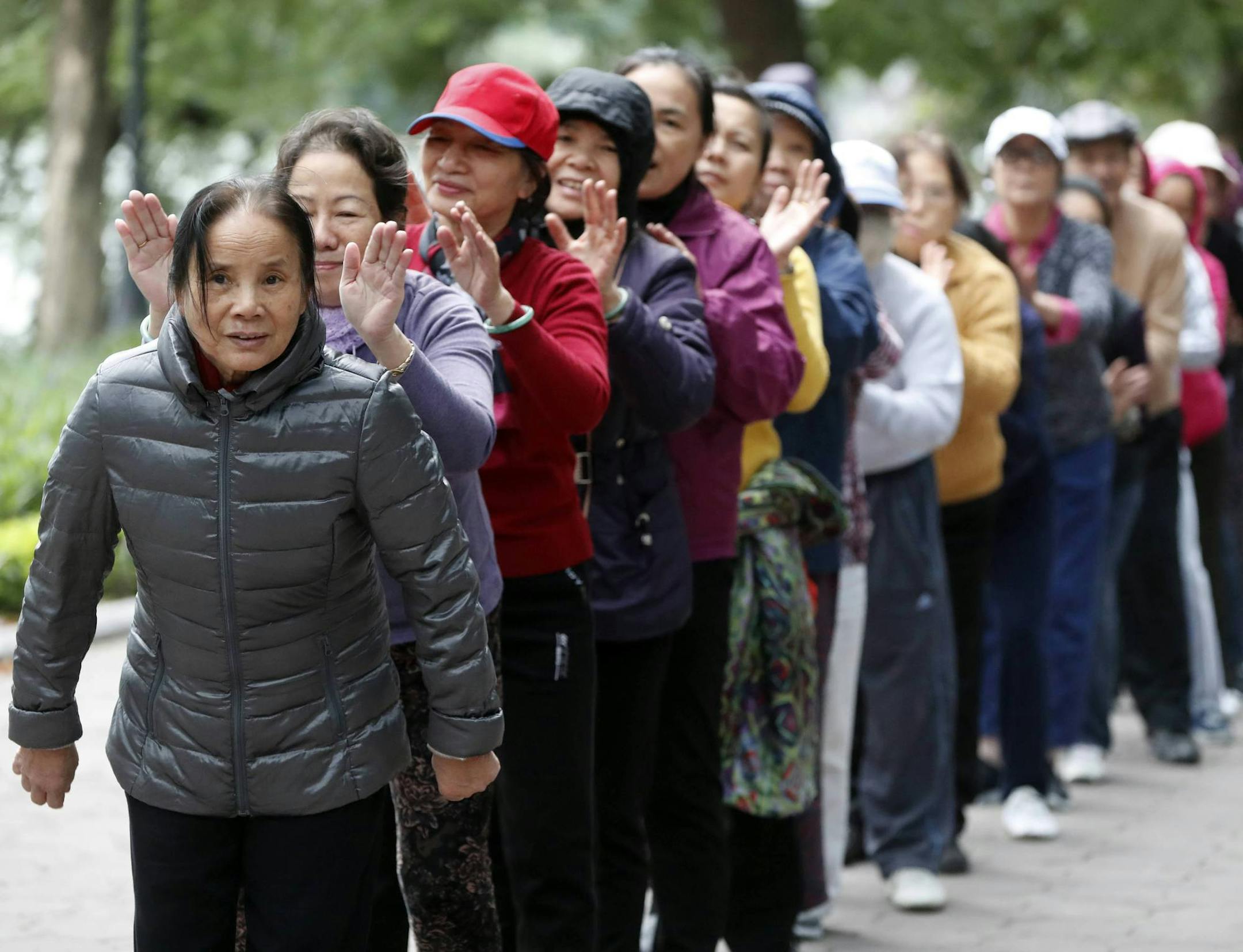 Morning excercice. Group massage at Hoan Kiem Lake. Hanoi. Vietnam. | usage worldwide Photo by: Pascal Deloche / Godong/picture-alliance/dpa/AP Images ORG XMIT: 105753748