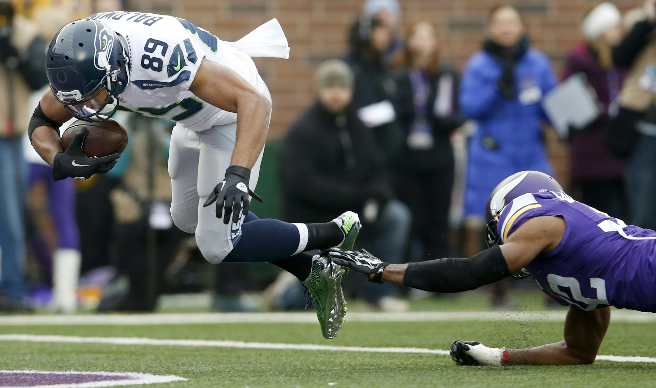 Doug Baldwin (89) got past Antone Exum Jr. (32) to score a touchdown in the second quarter.