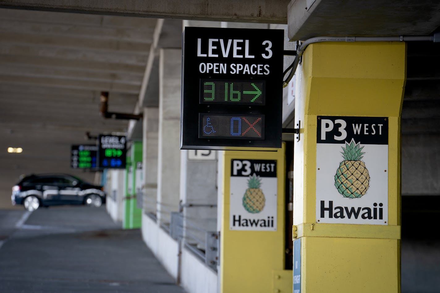 Shoppers made their way through a parking ramp at the Mall of America, Tuesday, November 13, 2018 in Bloomington, MN. A new camera-based parking system, currently up and running at the mall, is expected to help shoppers have an easier time finding a place to park. ] ELIZABETH FLORES &#xef; liz.flores@startribune.com