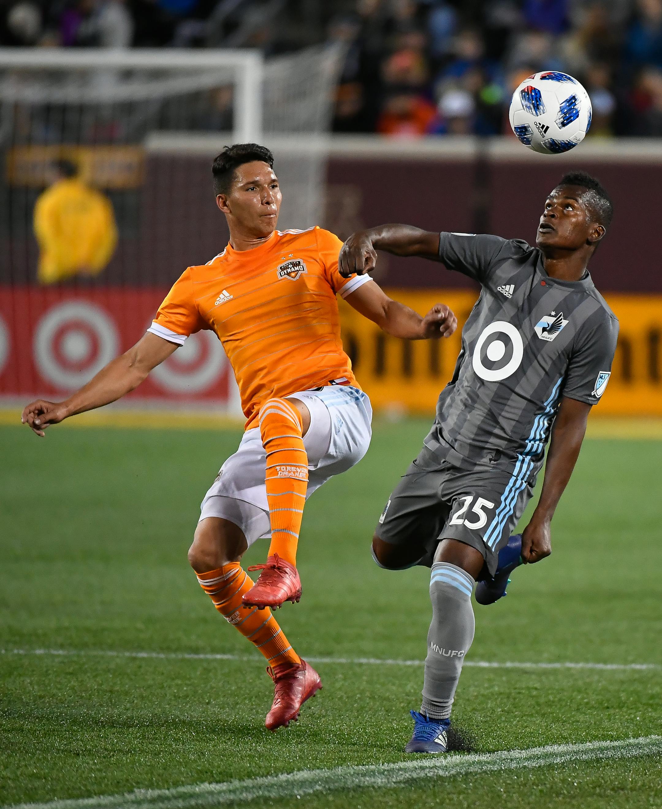 Houston Dynamo midfielder Tomas Martinez (10) and Minnesota United midfielder Darwin Quintero (25) battled for the ball in the second half Saturday. ] AARON LAVINSKY ï aaron.lavinsky@startribune.com Minnesota United played the Houston Dynamo on Saturday, April 28, 2018 at TCF Bank Stadium in Minneapolis, Minn.