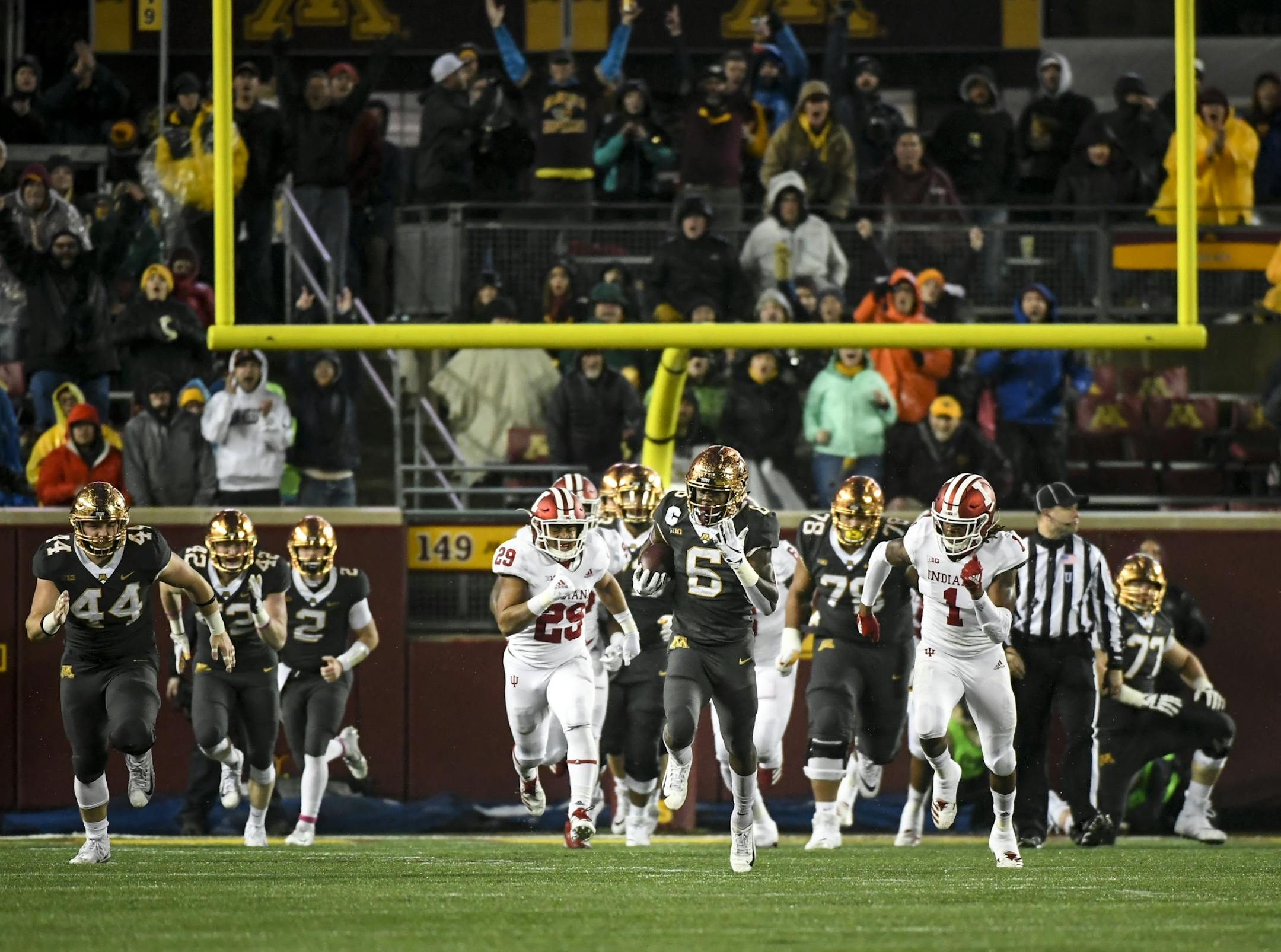 Gophers wide receiver Tyler Johnson (6) ran the ball down the field during the second quarter for a big first down.
